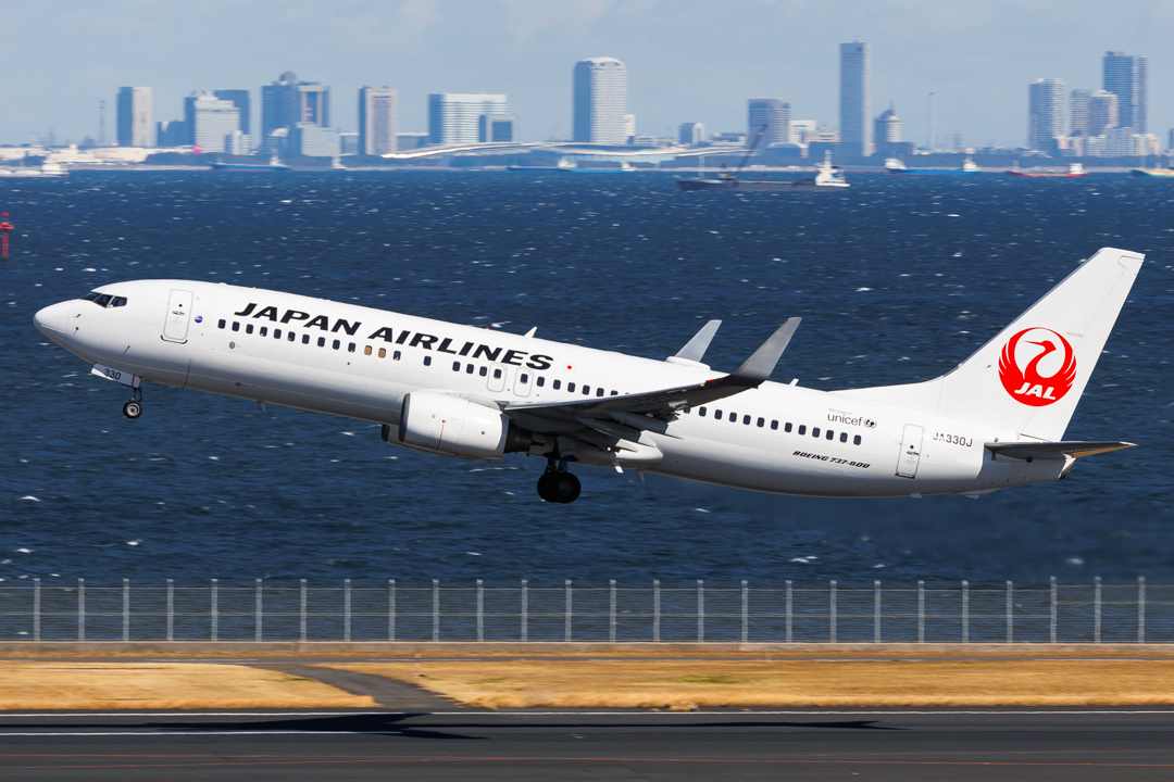 Full size: Japan Airlines Boeing 737-800 JA330J at Tokyo-Haneda Airport