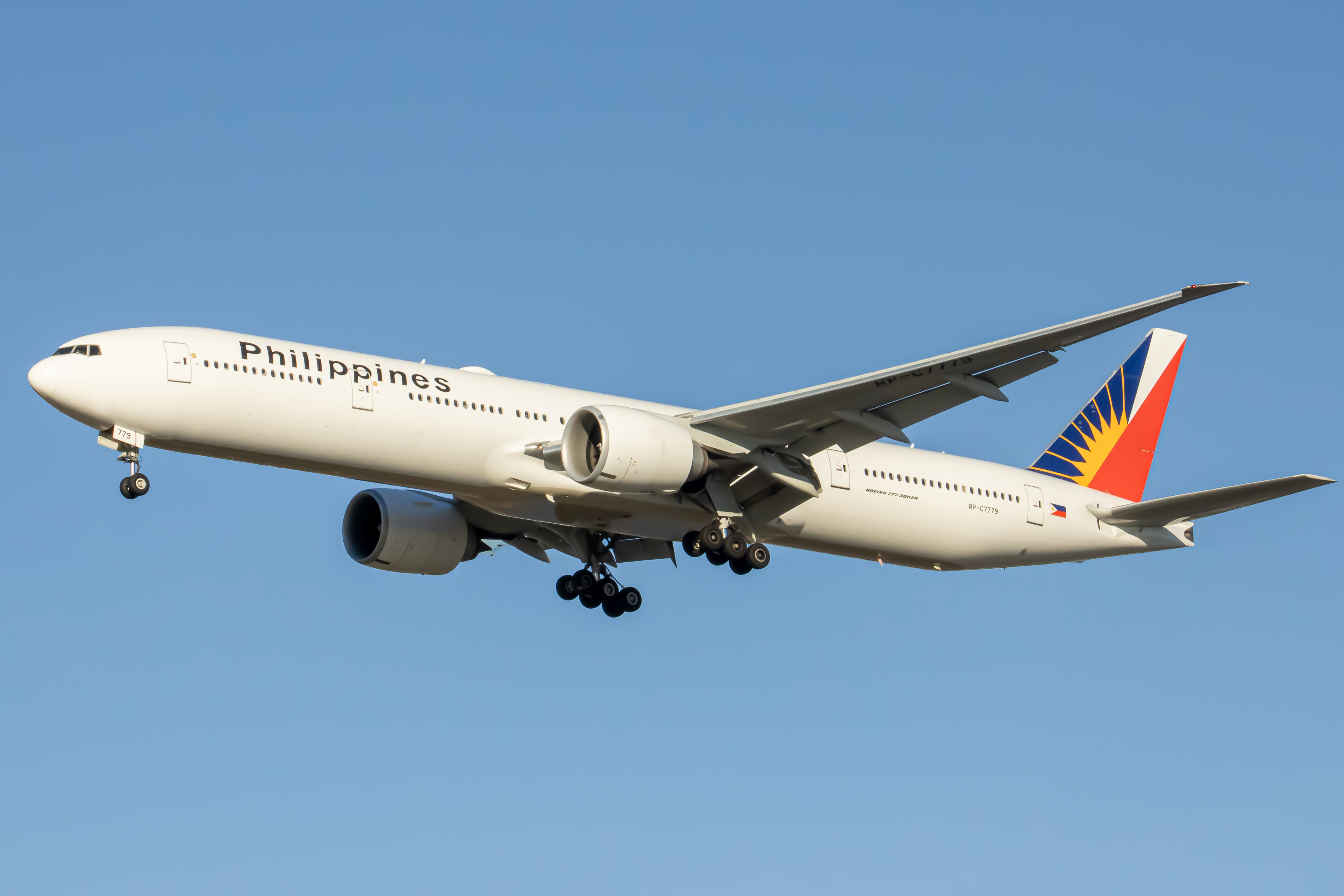 Full size: Philippine Airlines Boeing 777-300ER RP-C7779 at Vancouver International Airport