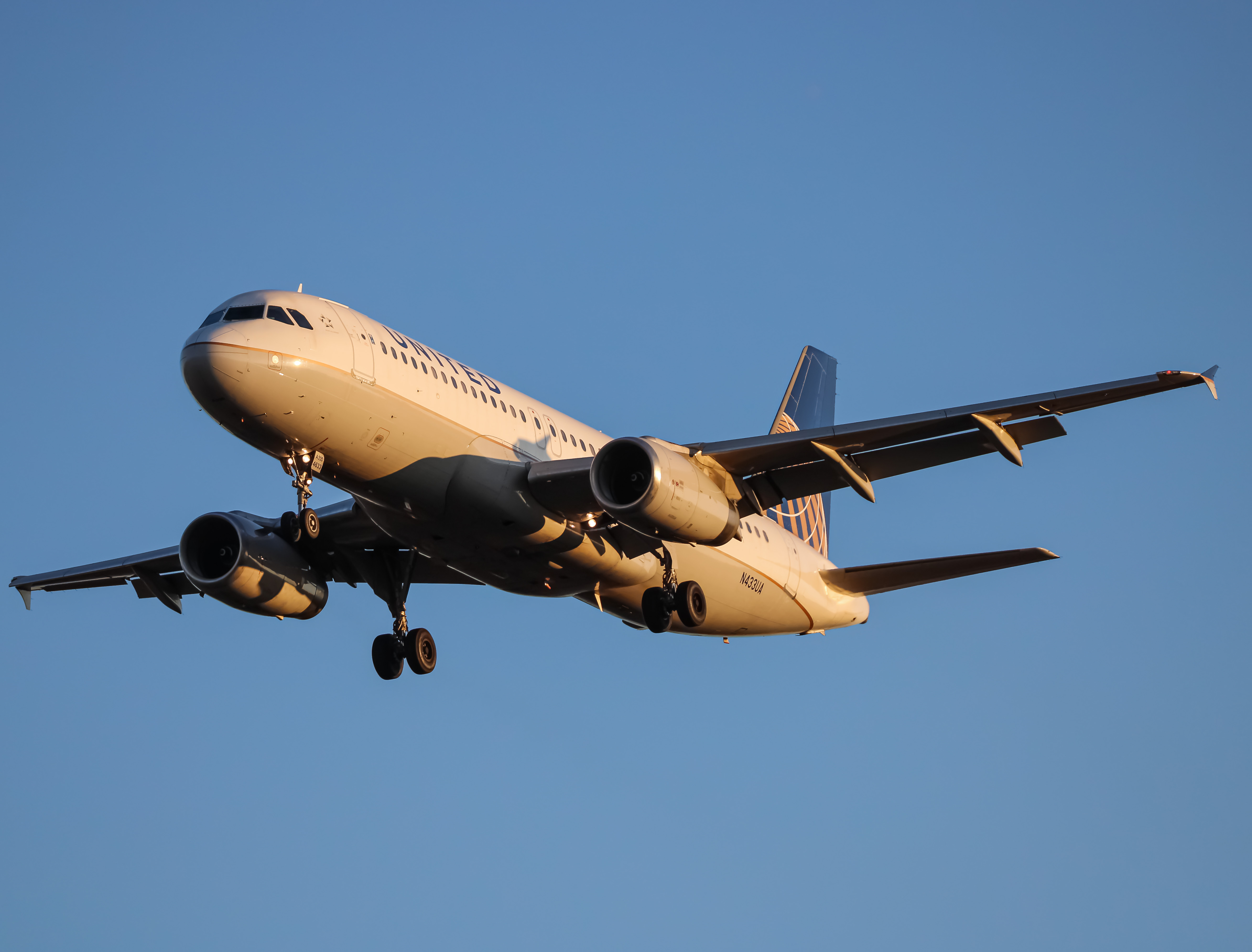 Full size: United Airlines Airbus A320 N433UA at Washington Dulles International Airport
