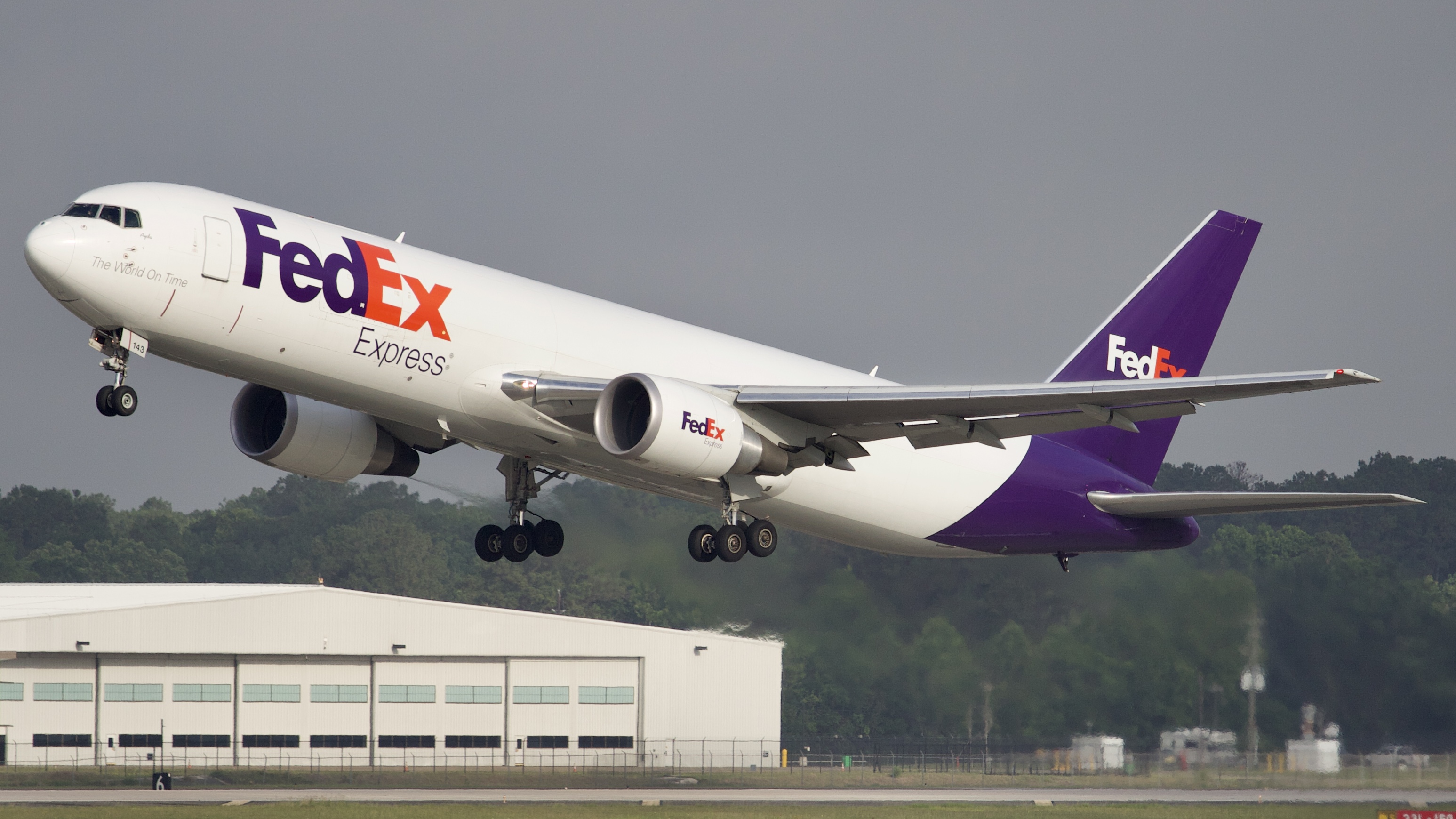 Full size: FedEx Boeing 767-300F N143FE at Houston-George Bush Intercontinental Airport