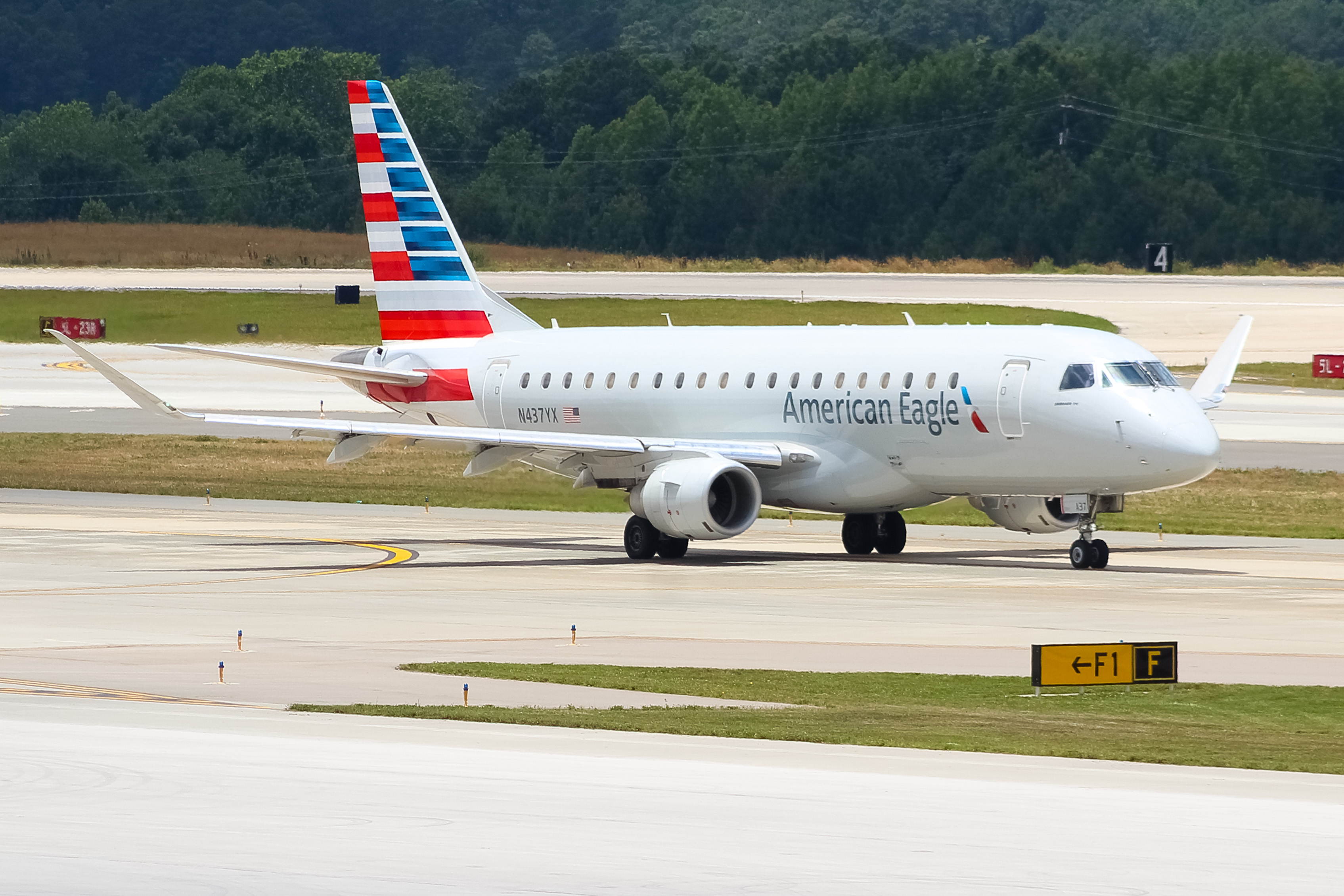 Full size: Republic Airways Embraer E175 N437YX at Raleigh-Durham International Airport