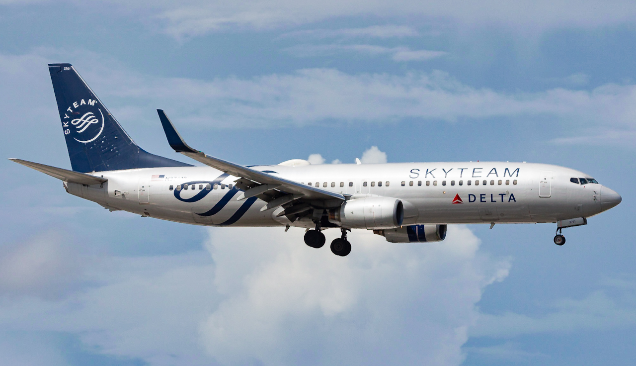 Full size: Delta Airlines Boeing 737-800 N3761R at Miami International Airport