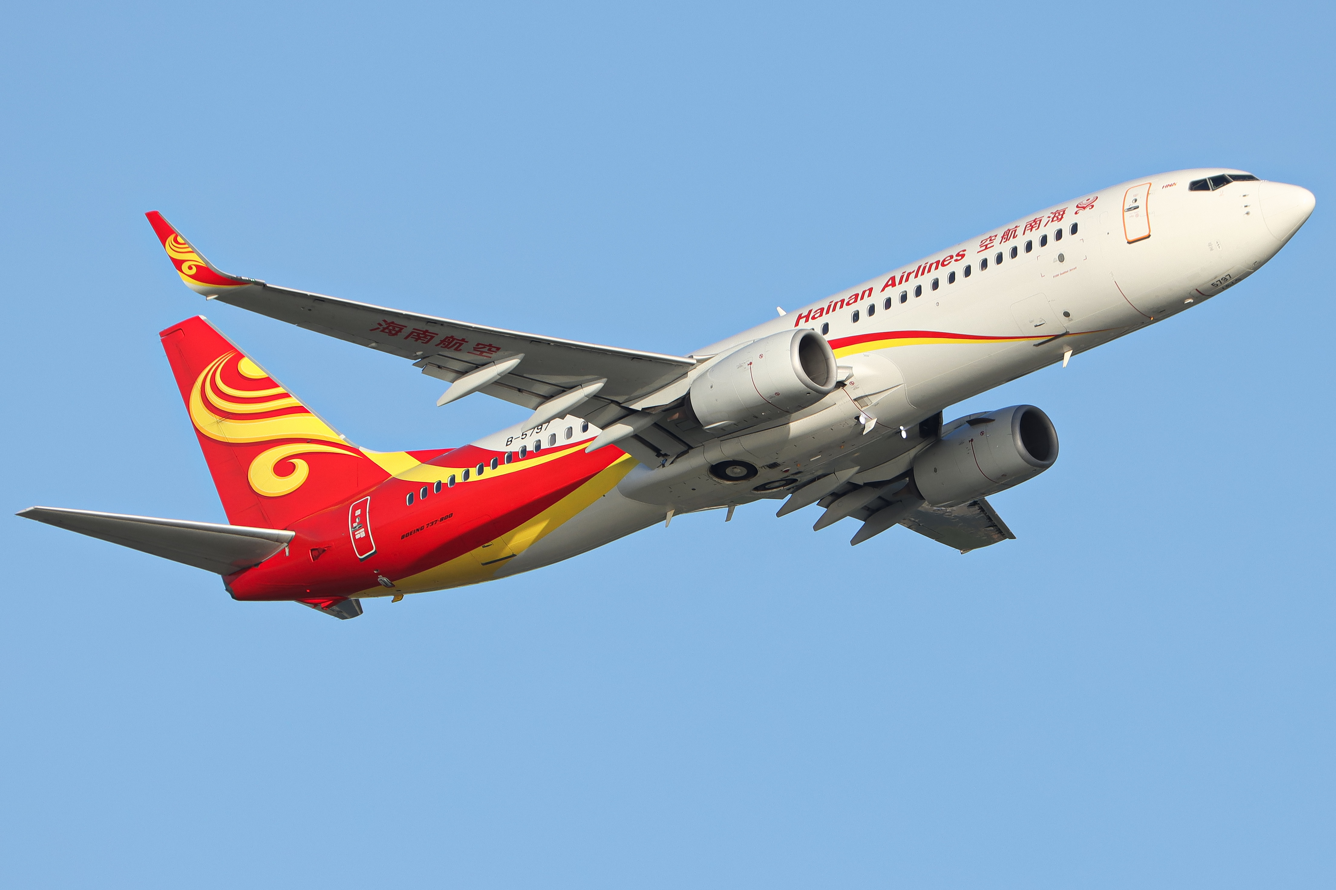 Full size: Hainan Airlines Boeing 737-800 B-5797 at Hong Kong International Airport
