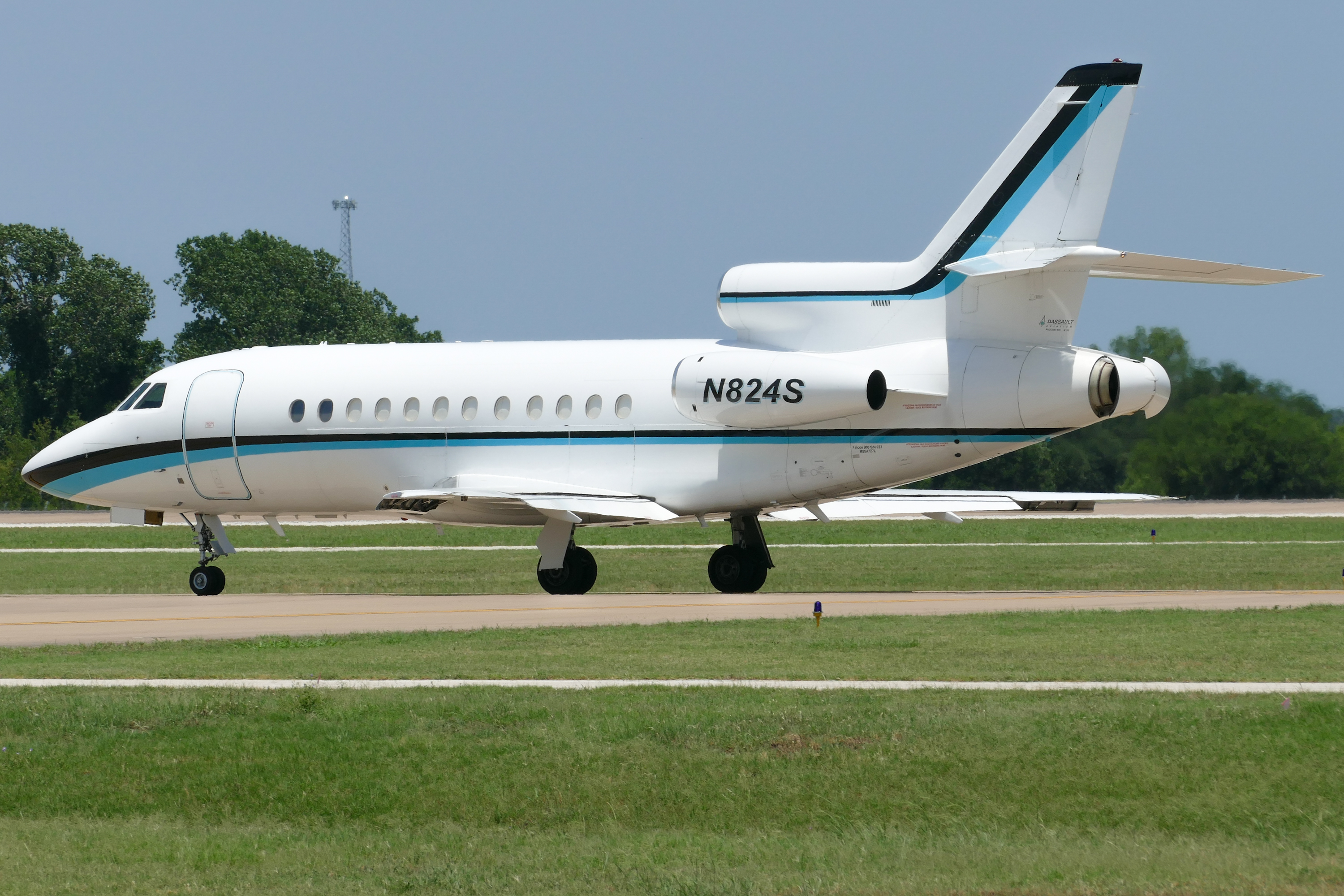 Full size: PRIVATE Dassault Falcon 900B N824S at Austin-Bergstrom International Airport
