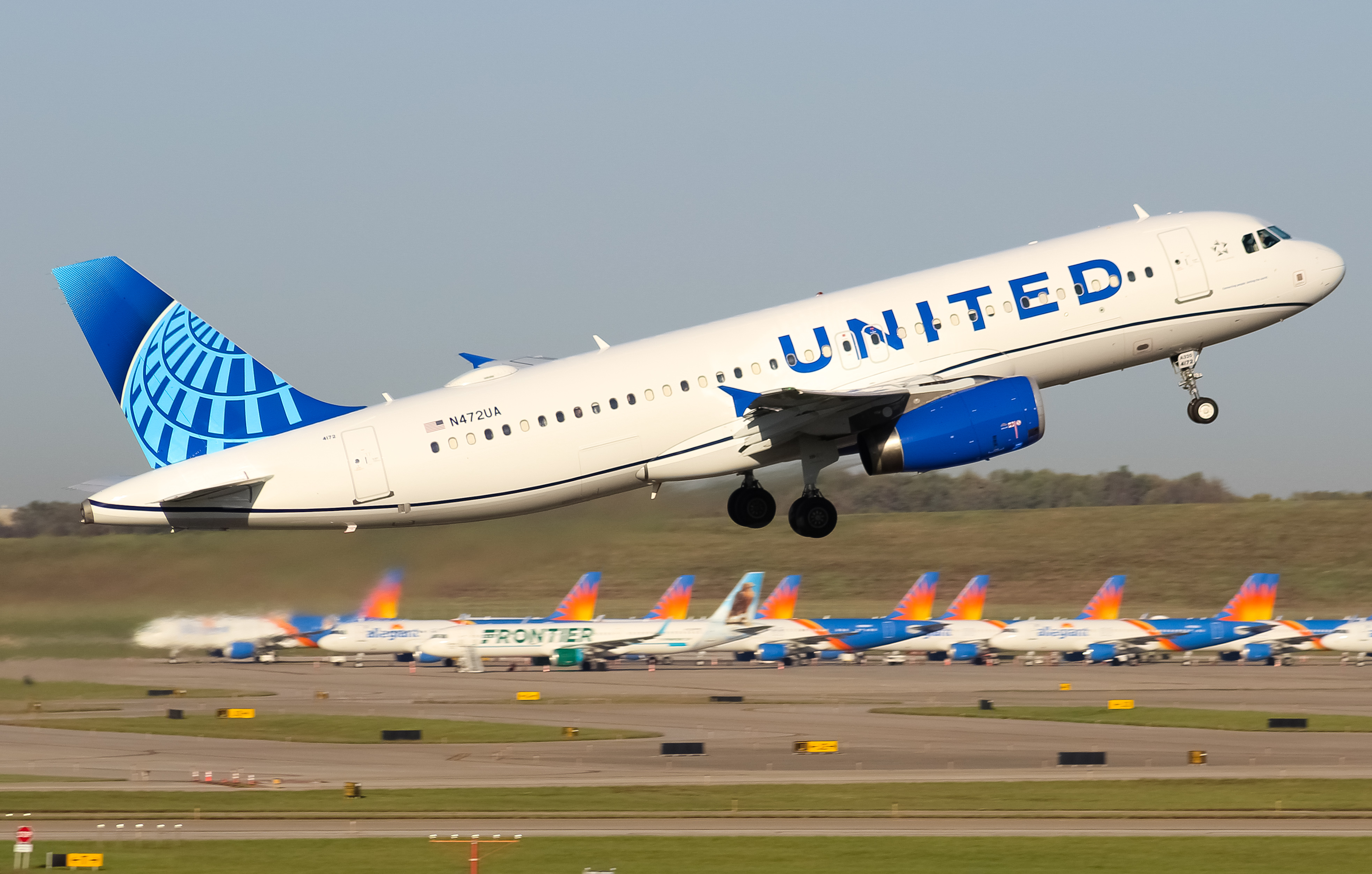 Full size: United Airlines Airbus A320 N472UA at Cincinnati/Northern Kentucky International Airport