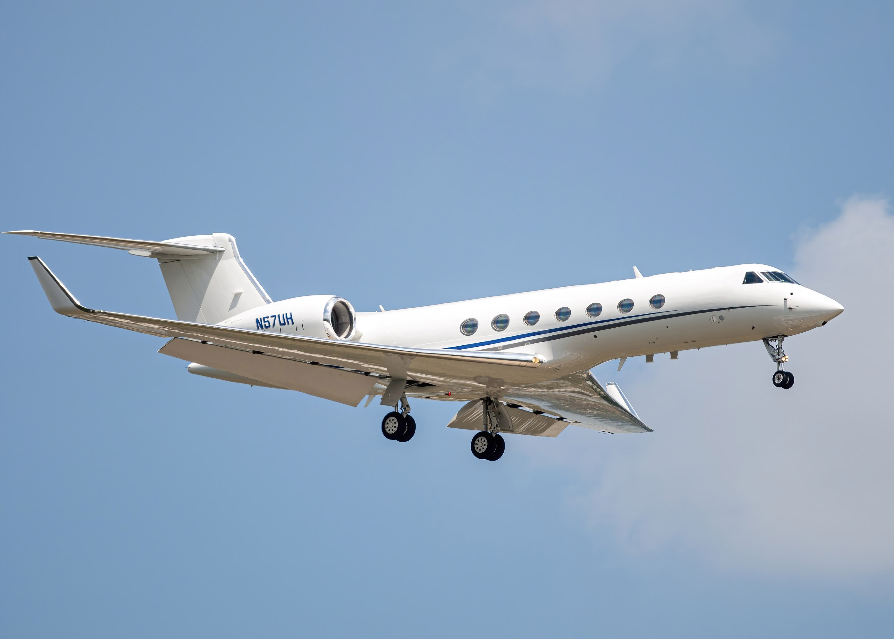 Full size: United Healthcare Services Inc Gulfstream G550 N57UH at Washington Dulles International Airport