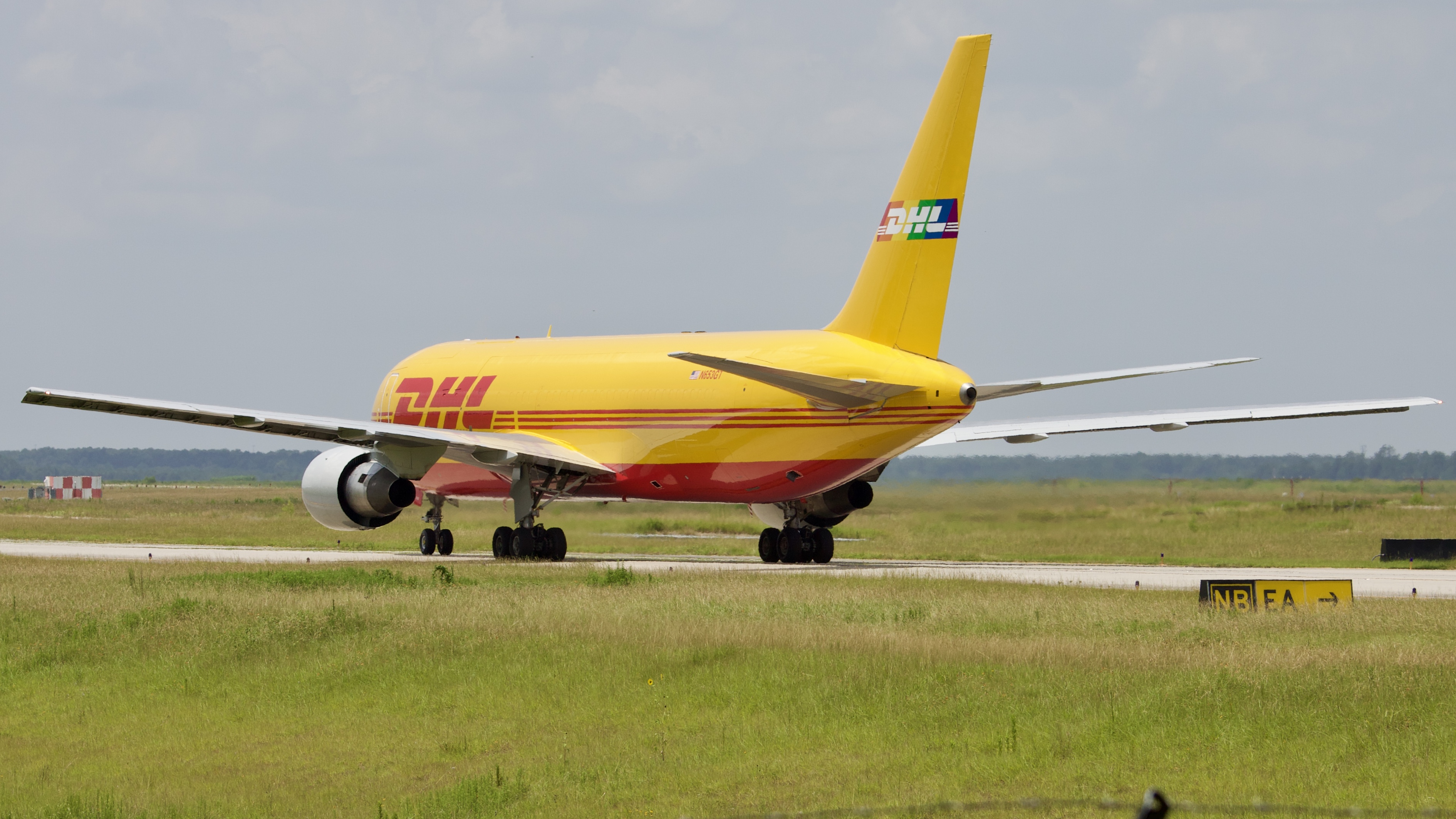 Full size: DHL  Boeing 767-200F N653GT at Houston-George Bush Intercontinental Airport