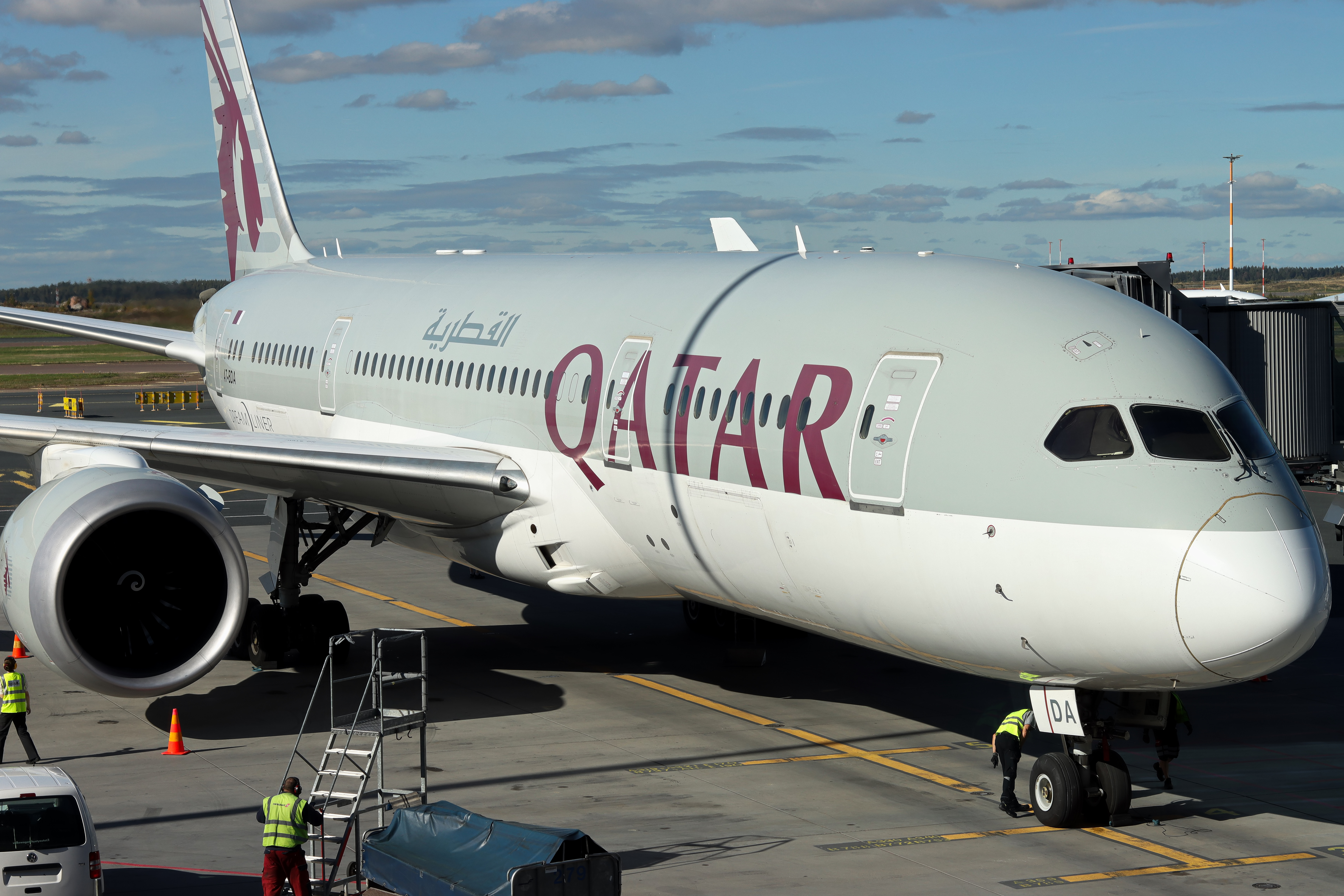 Full size: Qatar Airways Boeing 787-8 A7-BDA at Helsinki Vantaa Airport