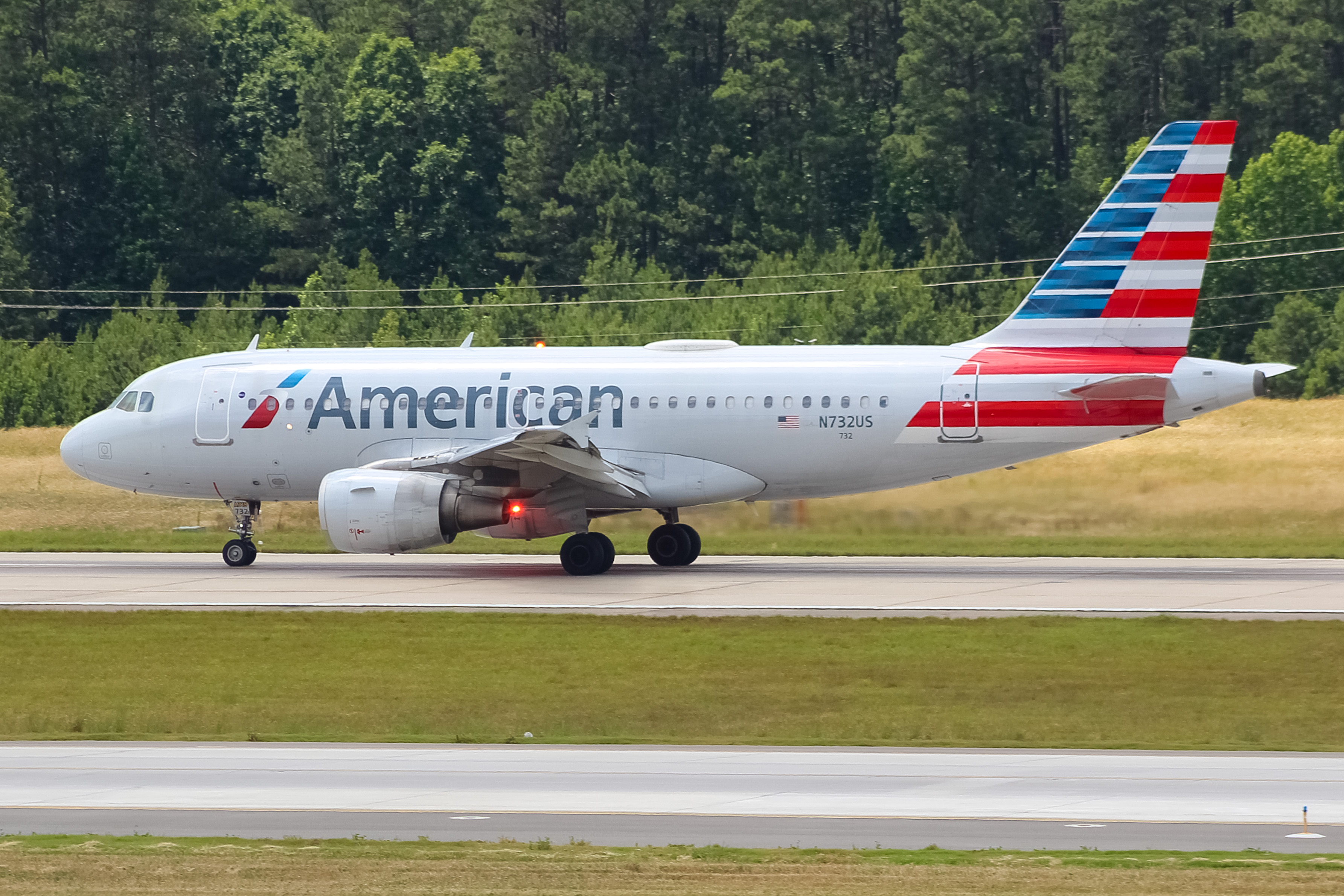 Full size: American Airlines Airbus A319 N732US at Raleigh-Durham International Airport