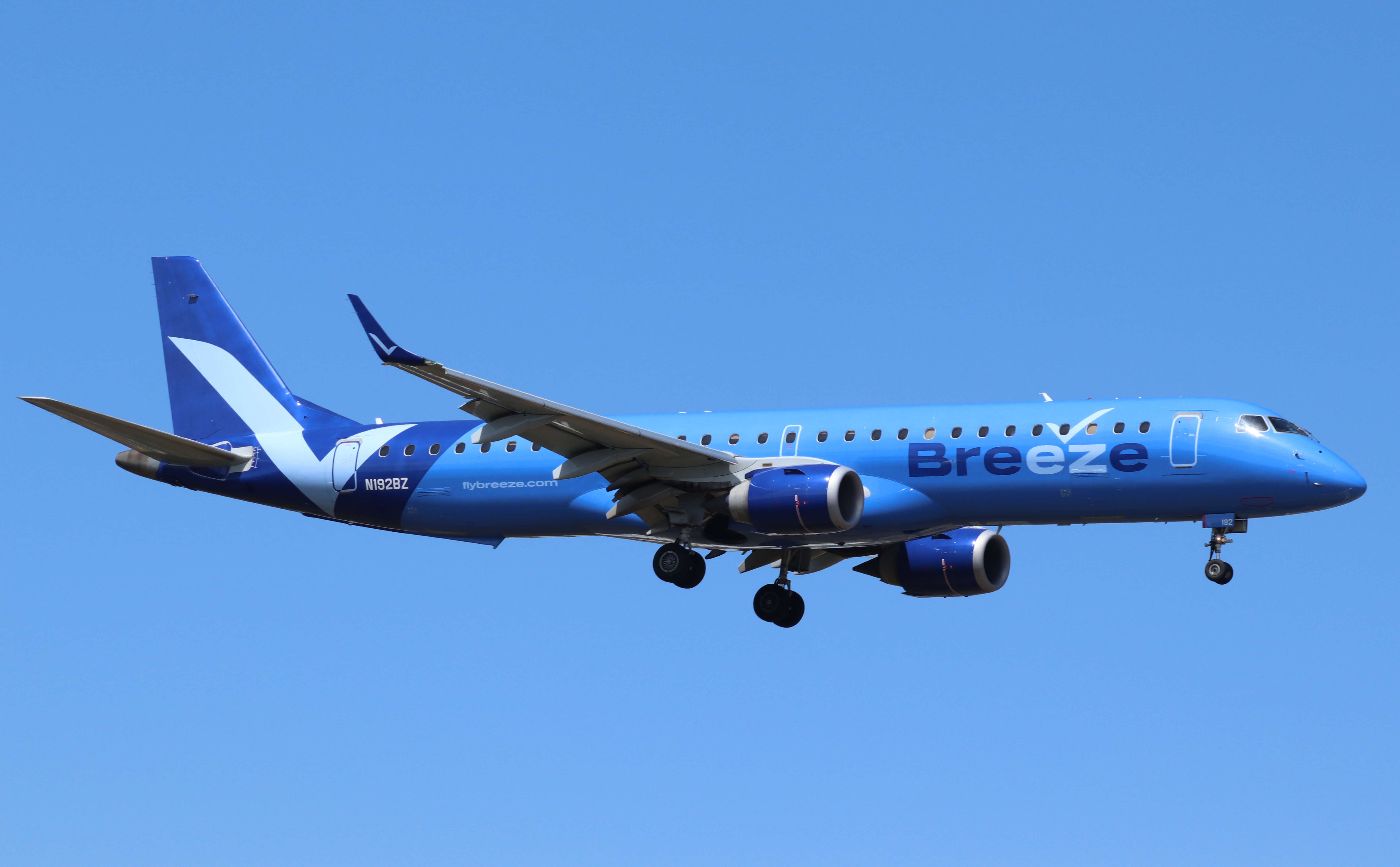 Full size: Breeze Airways Embraer E195 N192BZ at Islip Long Island MacArthur Airport