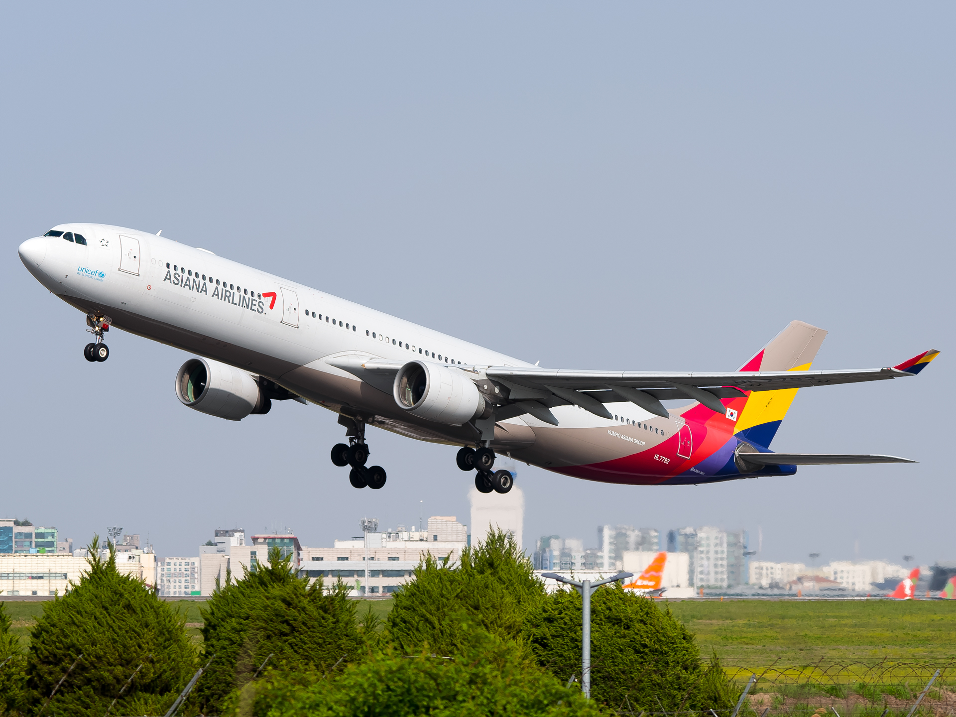 Full size: Asiana Airlines Airbus A330-300 HL7792 at Seoul-Gimpo International Airport
