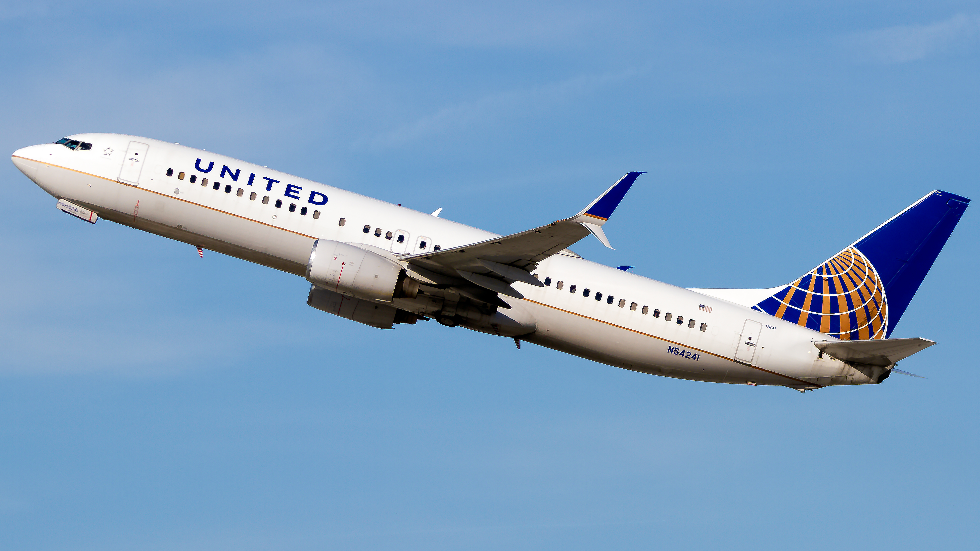 Full size: United Airlines Boeing 737-800 N54241 at Los Angeles International Airport