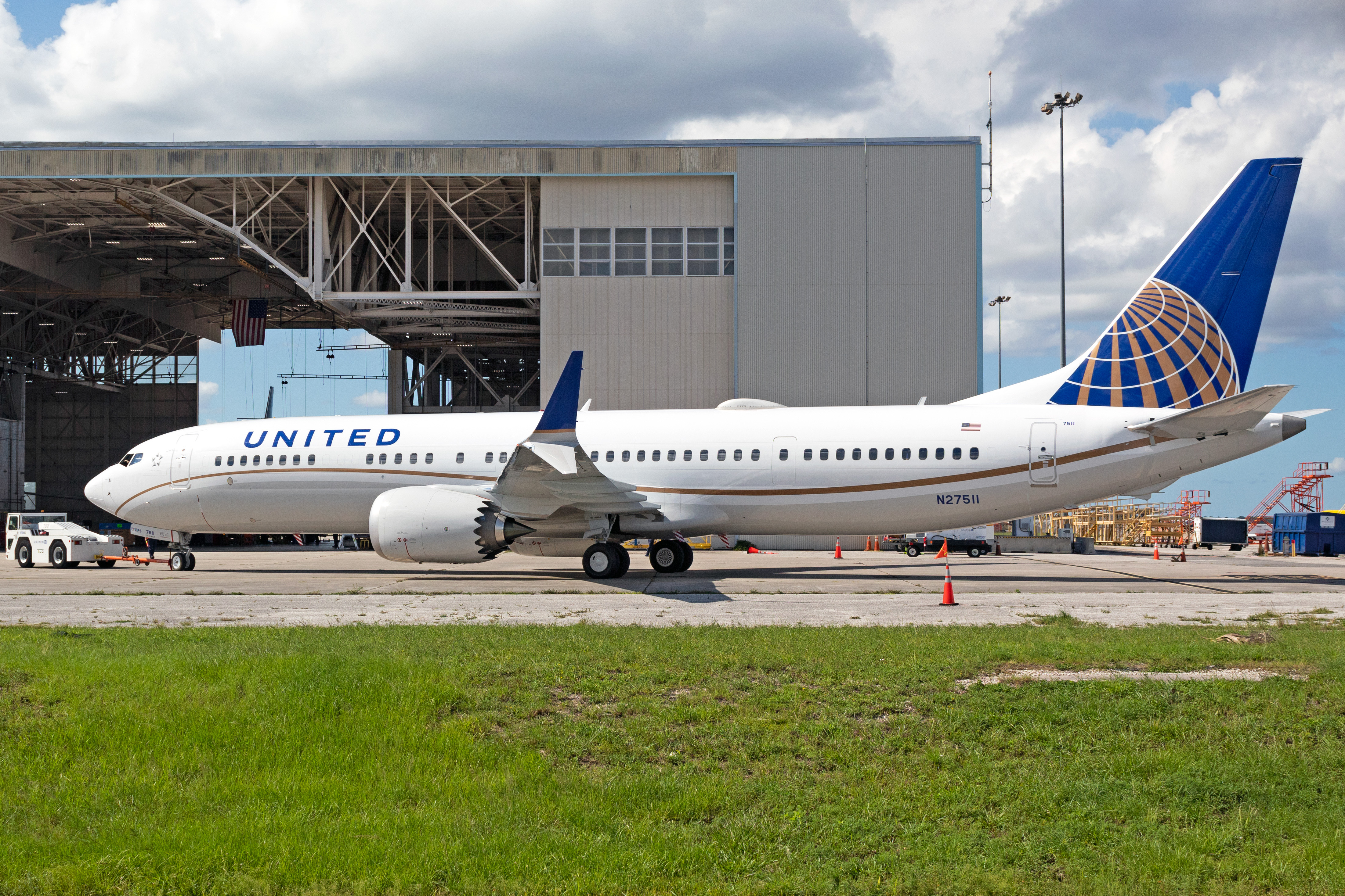 Full size: United Airlines Boeing 737 MAX 9 N27511 at Orlando International Airport