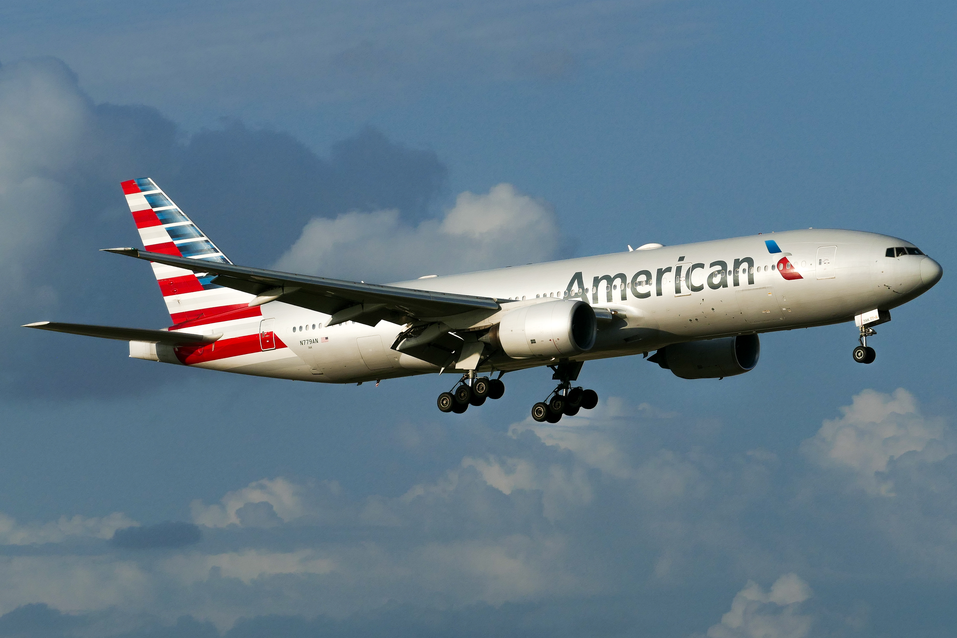 Full size: American Airlines Boeing 777-200ER N779AN at Dallas-Fort Worth International Airport