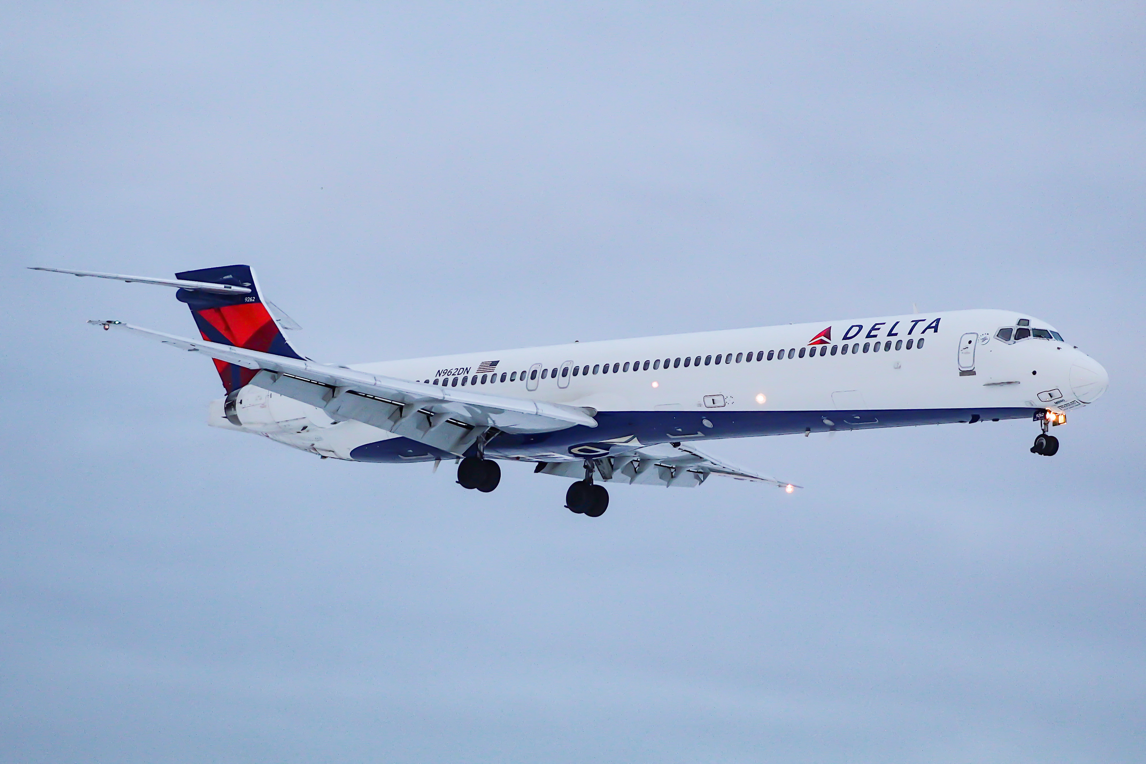 Full size: Delta Airlines McDonnell Douglas MD-90 N962DN at General Mitchell International Airport