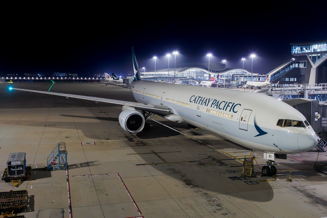 Full size: Cathay Pacific Boeing 777-300 B-HNI at Hong Kong International Airport