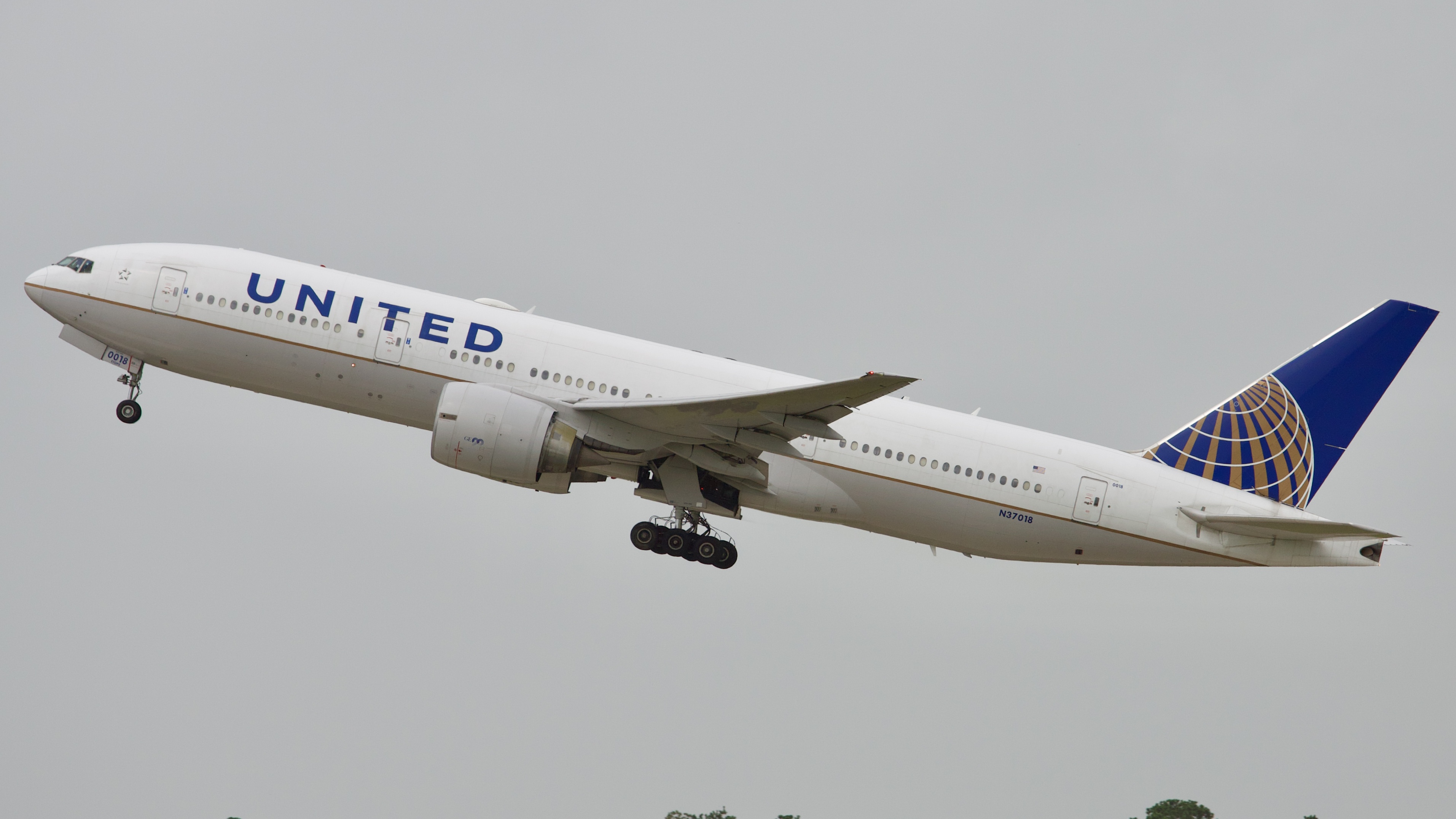 Full size: United Airlines Boeing 777-200ER N37018 at Houston-George Bush Intercontinental Airport