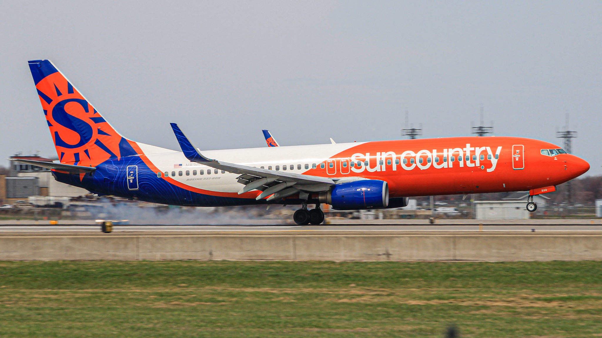 Full size: Sun Country Airlines Boeing 737-800 N830SY at Minneapolis-St Paul International/Wold-Chamberlain Airport
