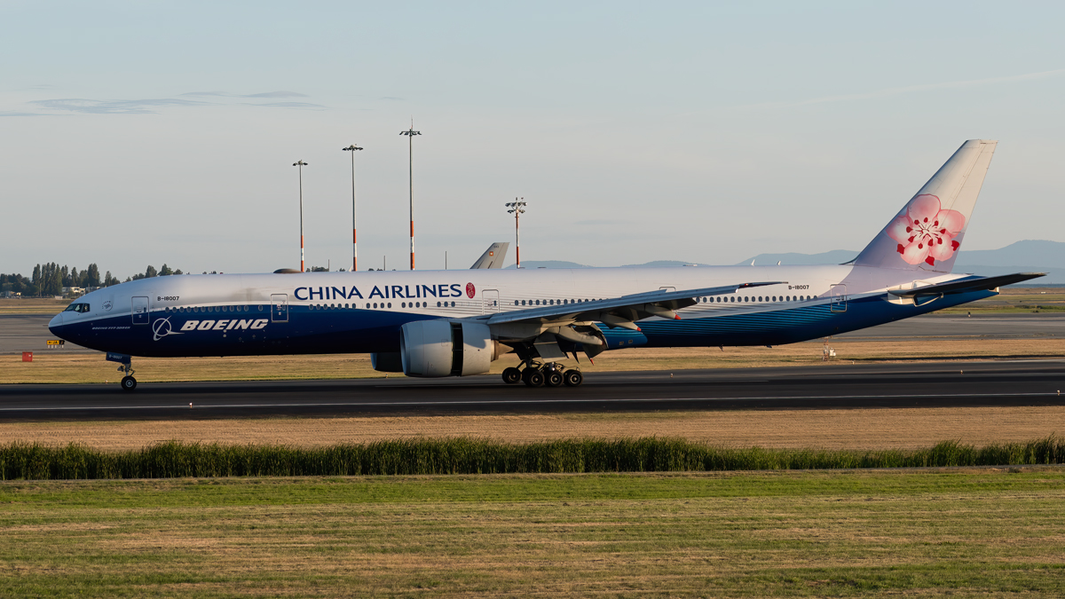 Full size: China Airlines Boeing 777-300ER B-18007 at Vancouver International Airport
