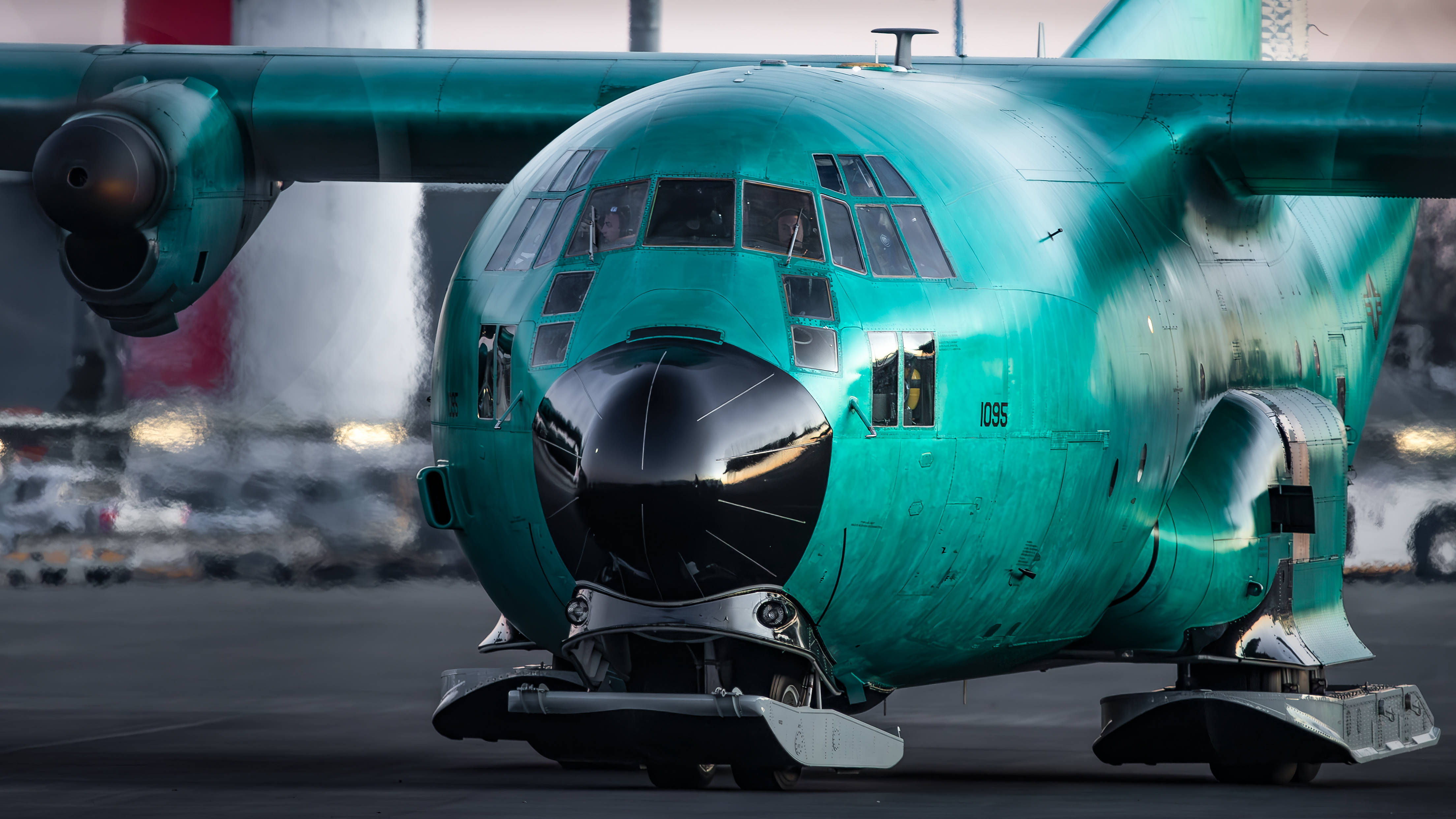 Full size: USAF - United States Air Force Lockheed LC-130H Hercules 92-1095 at Christchurch International Airport