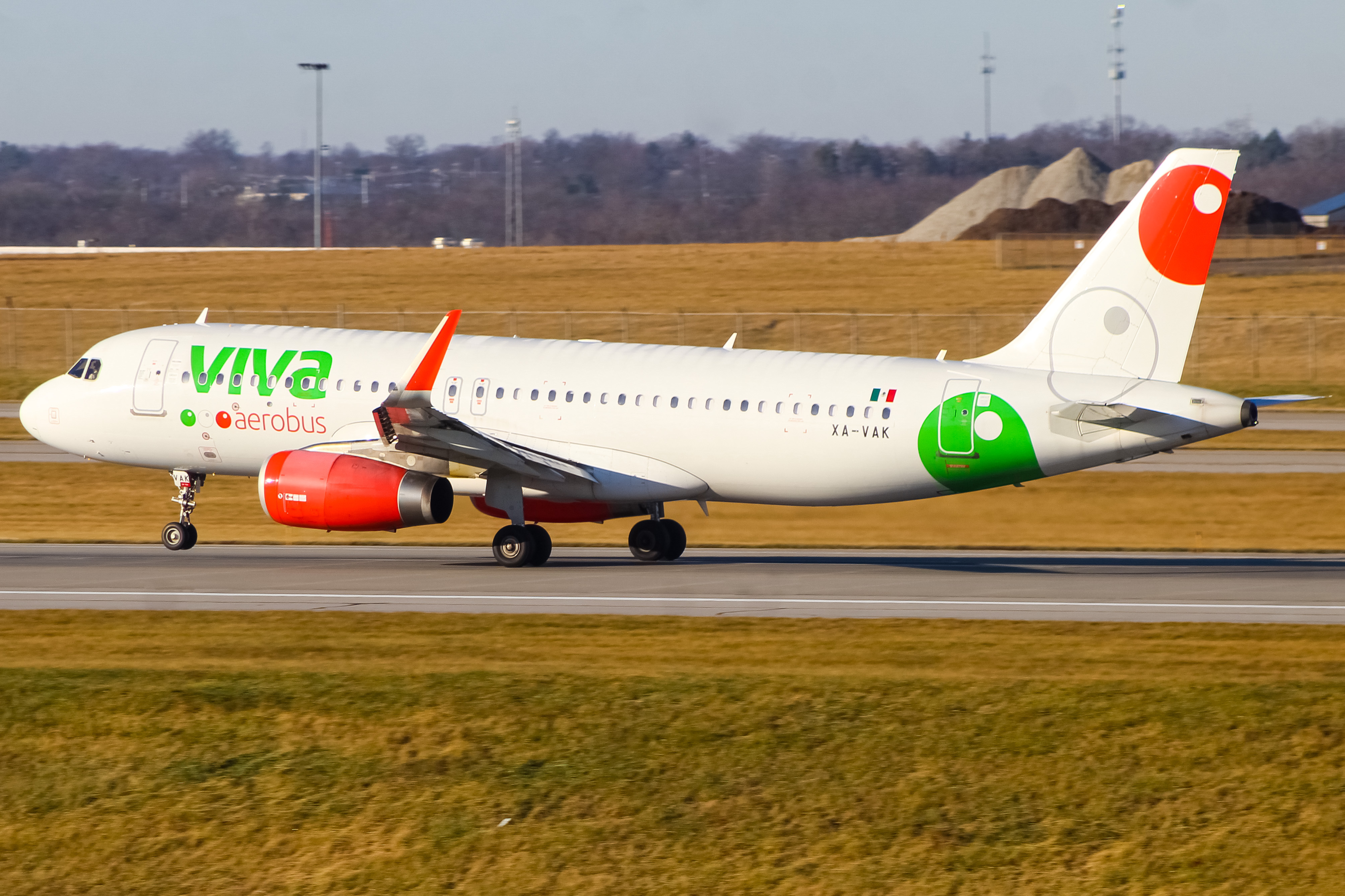 Full size: VivaAerobus Airbus A320 XA-VAK at Cincinnati/Northern Kentucky International Airport