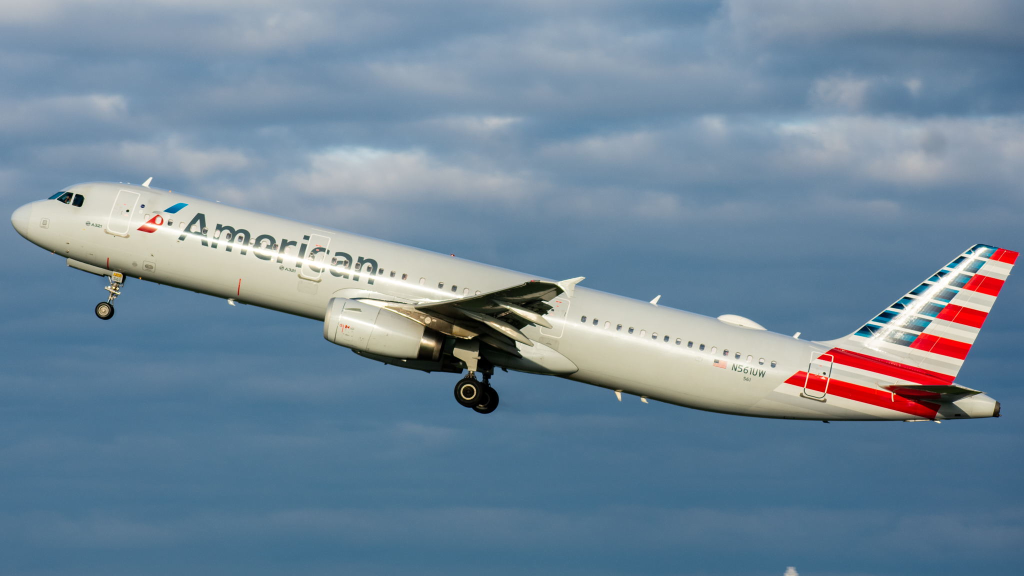 Full size: American Airlines Airbus A321-200 N561UW at Charlotte/Douglas International Airport