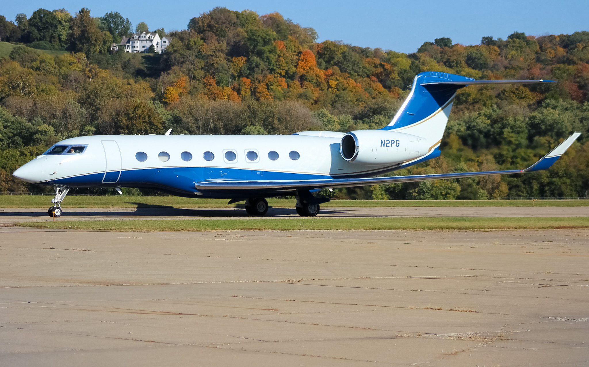 Full size: PRIVATE  Gulfstream G650 N2PG  at Cincinnati Municipal Airport/Lunken Field