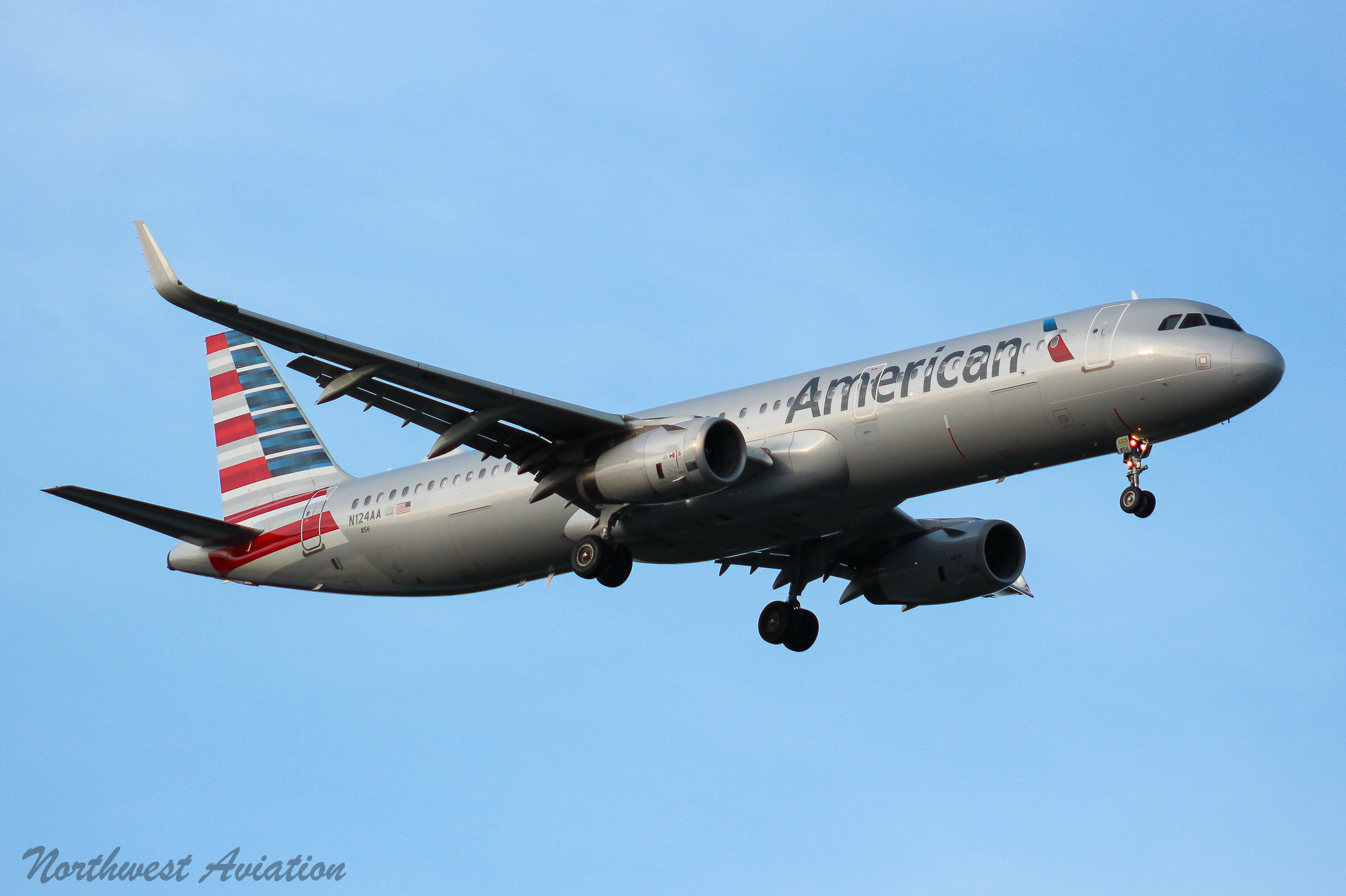 Full size: American Airlines Airbus A321-200 N124AA at Seattle-Tacoma International Airport