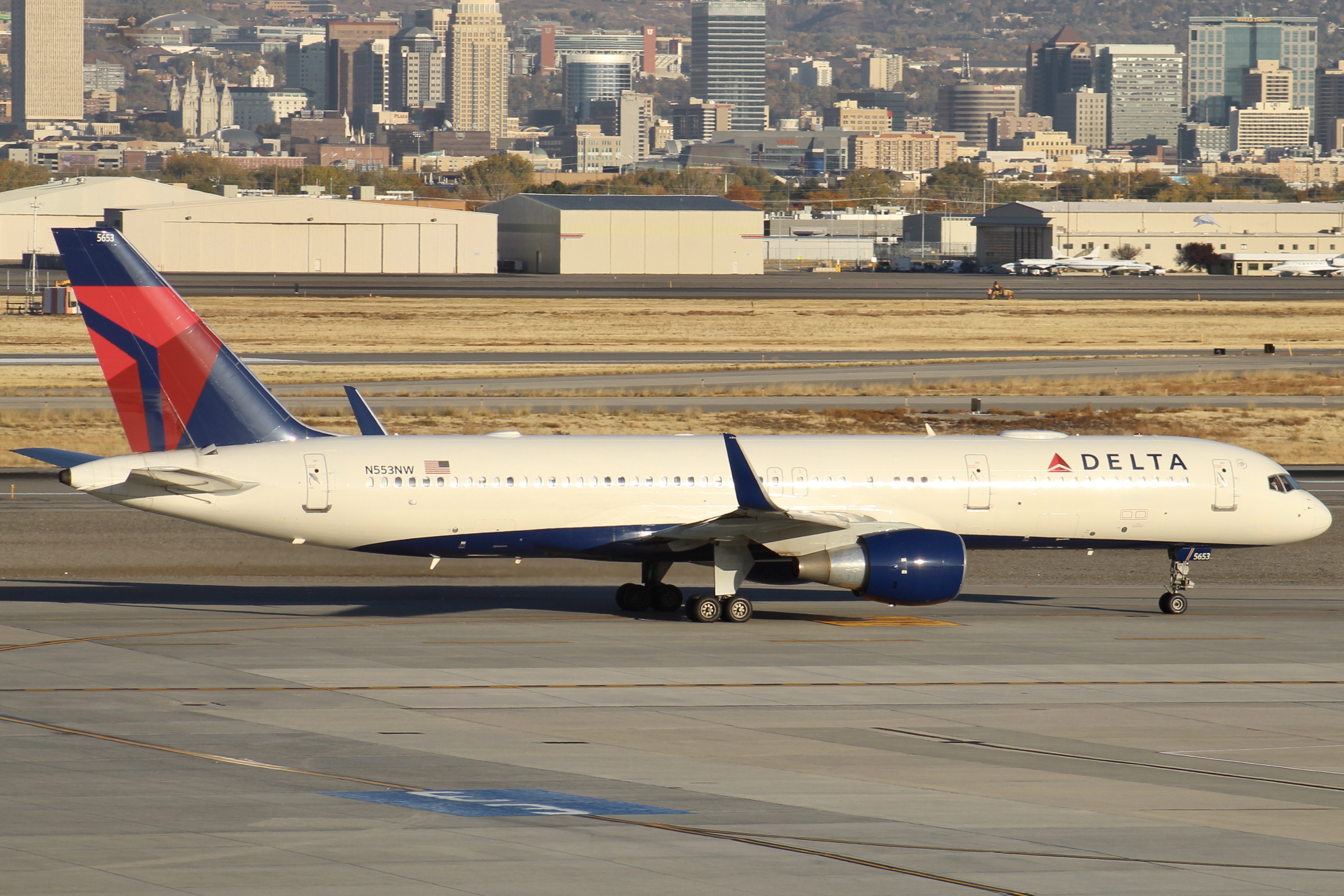 Full size: Delta Airlines Boeing 757-200 N553NW at Salt Lake City International Airport