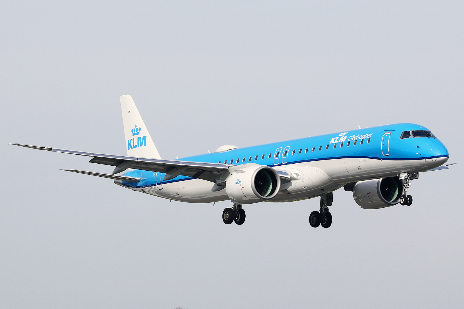 Full size: KLM Cityhopper Embraer 190-400STD PH-NXP at Amsterdam Schiphol Airport