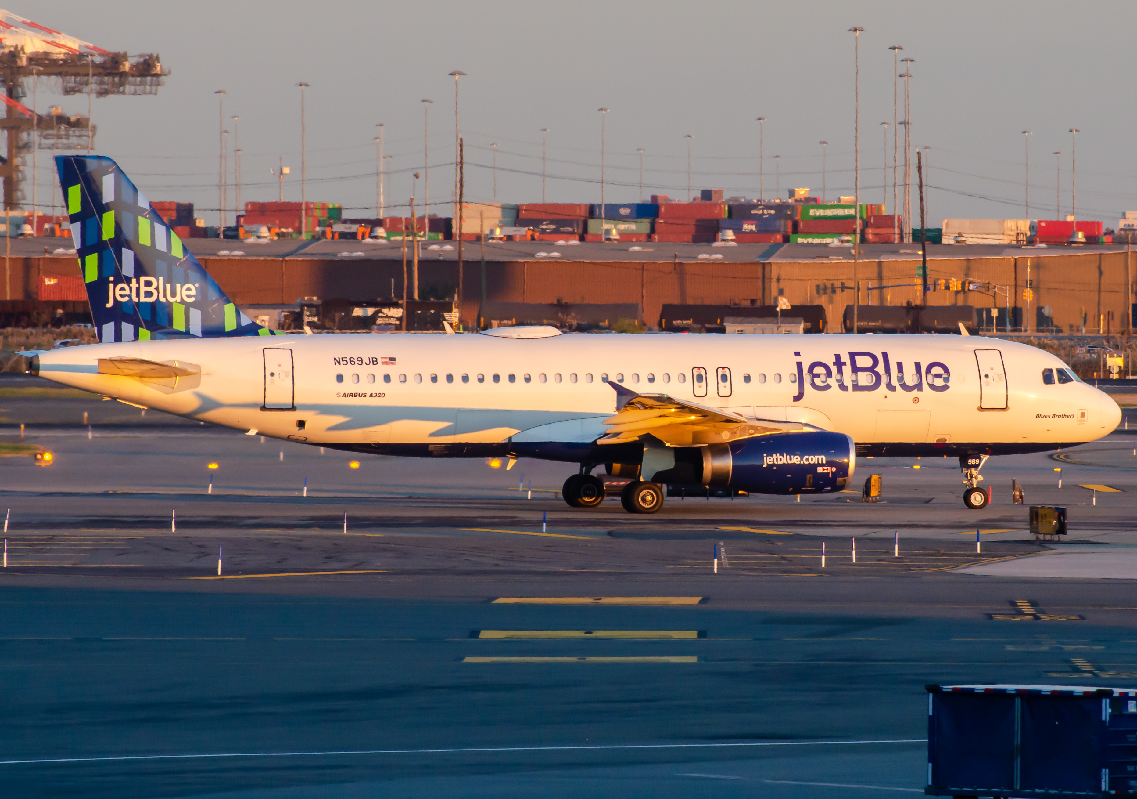 Full size: JetBlue Airways Airbus A320 N569JB at Newark Liberty International Airport