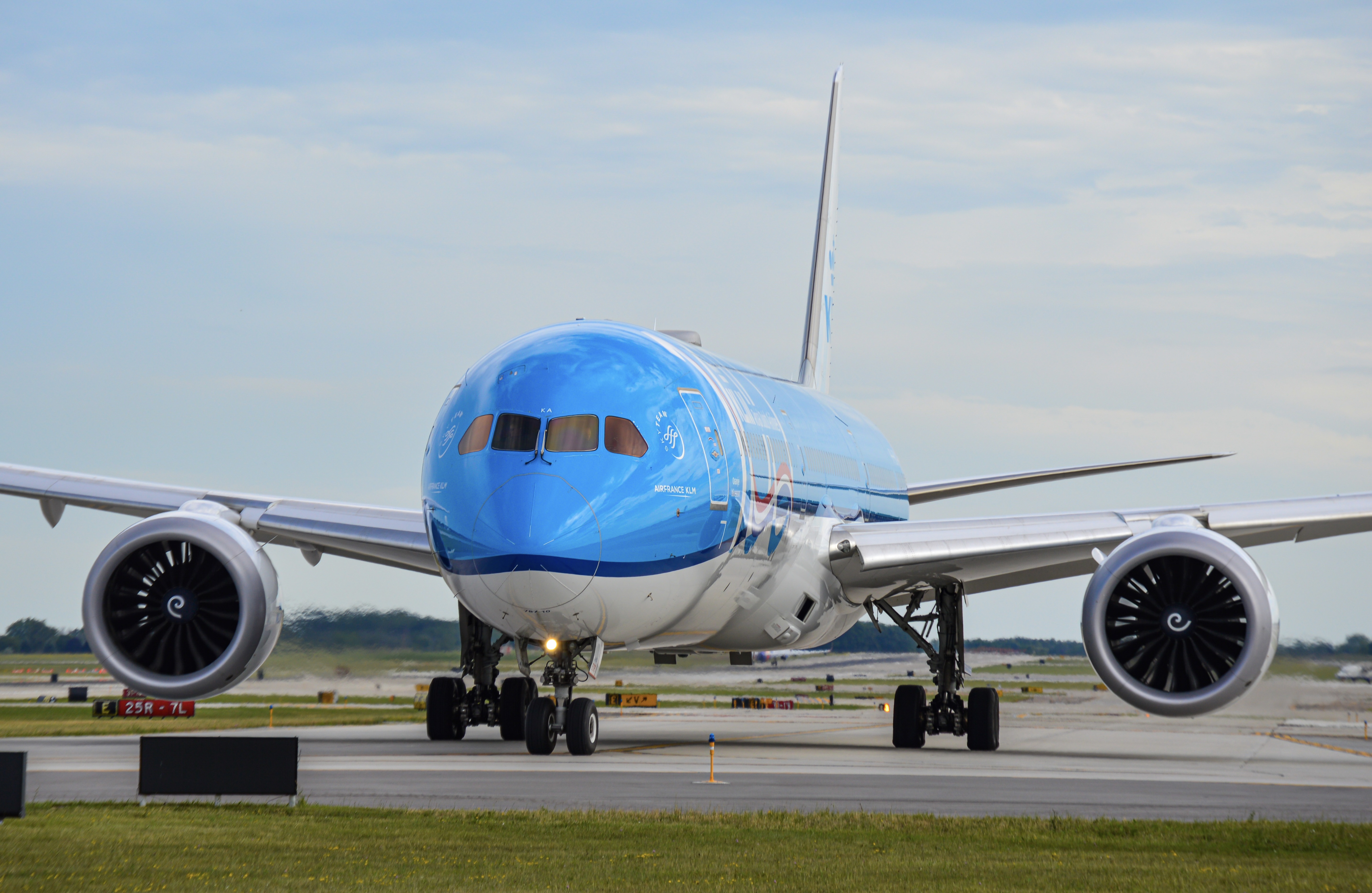 Full size: KLM Boeing 787-10 PH-BKA at General Mitchell International Airport