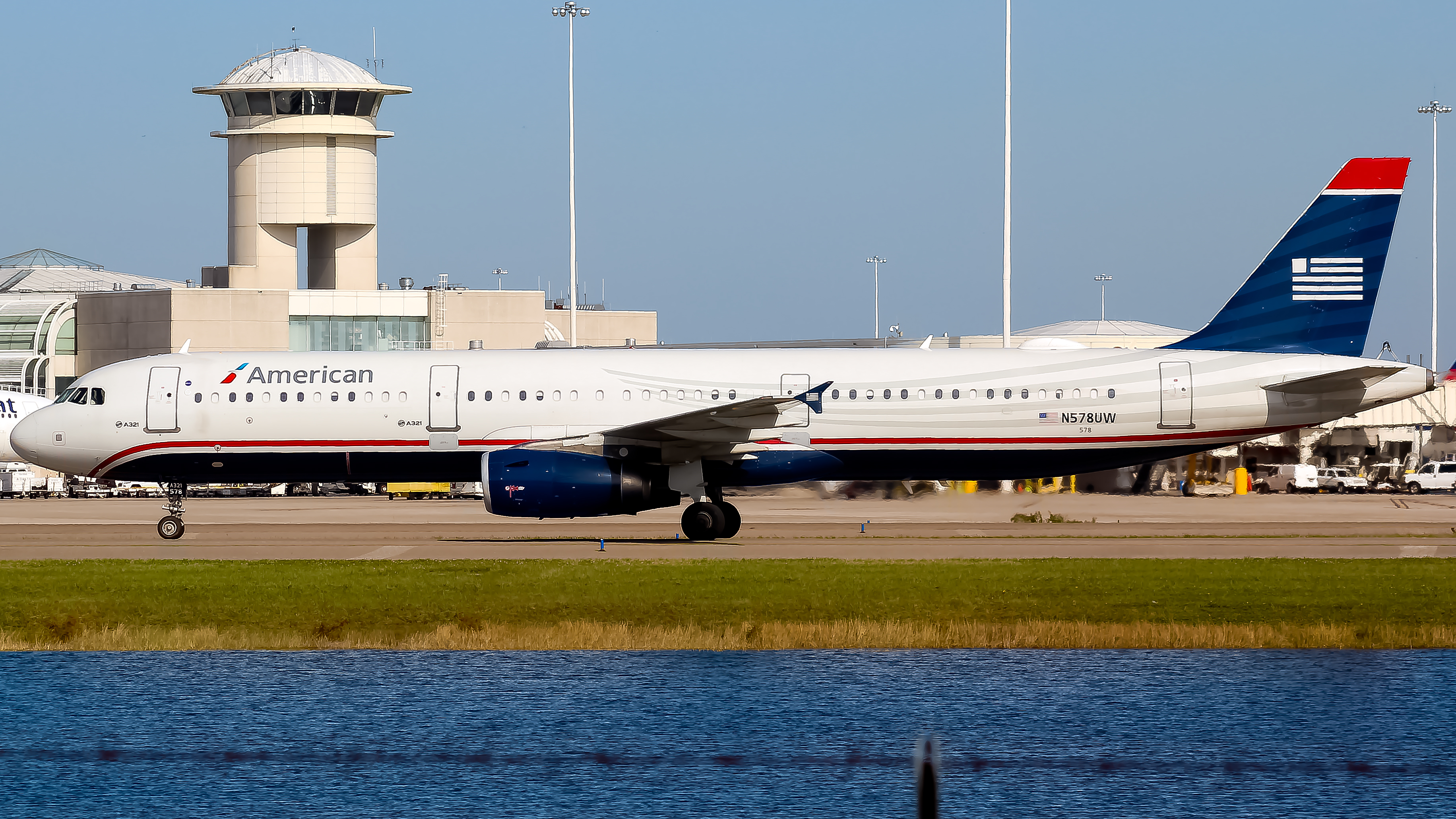 Full size: American Airlines Airbus A321-200 N578UW at Orlando International Airport