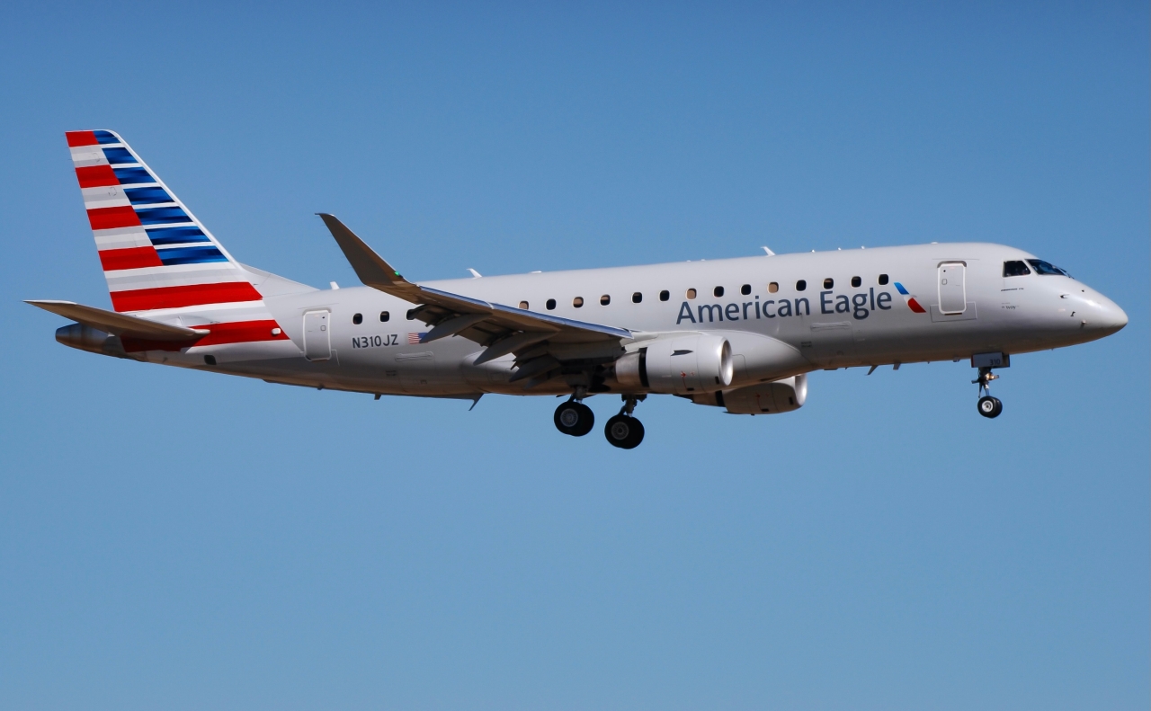 Full size: American Eagle Embraer E175 N310JZ at Dallas-Fort Worth International Airport
