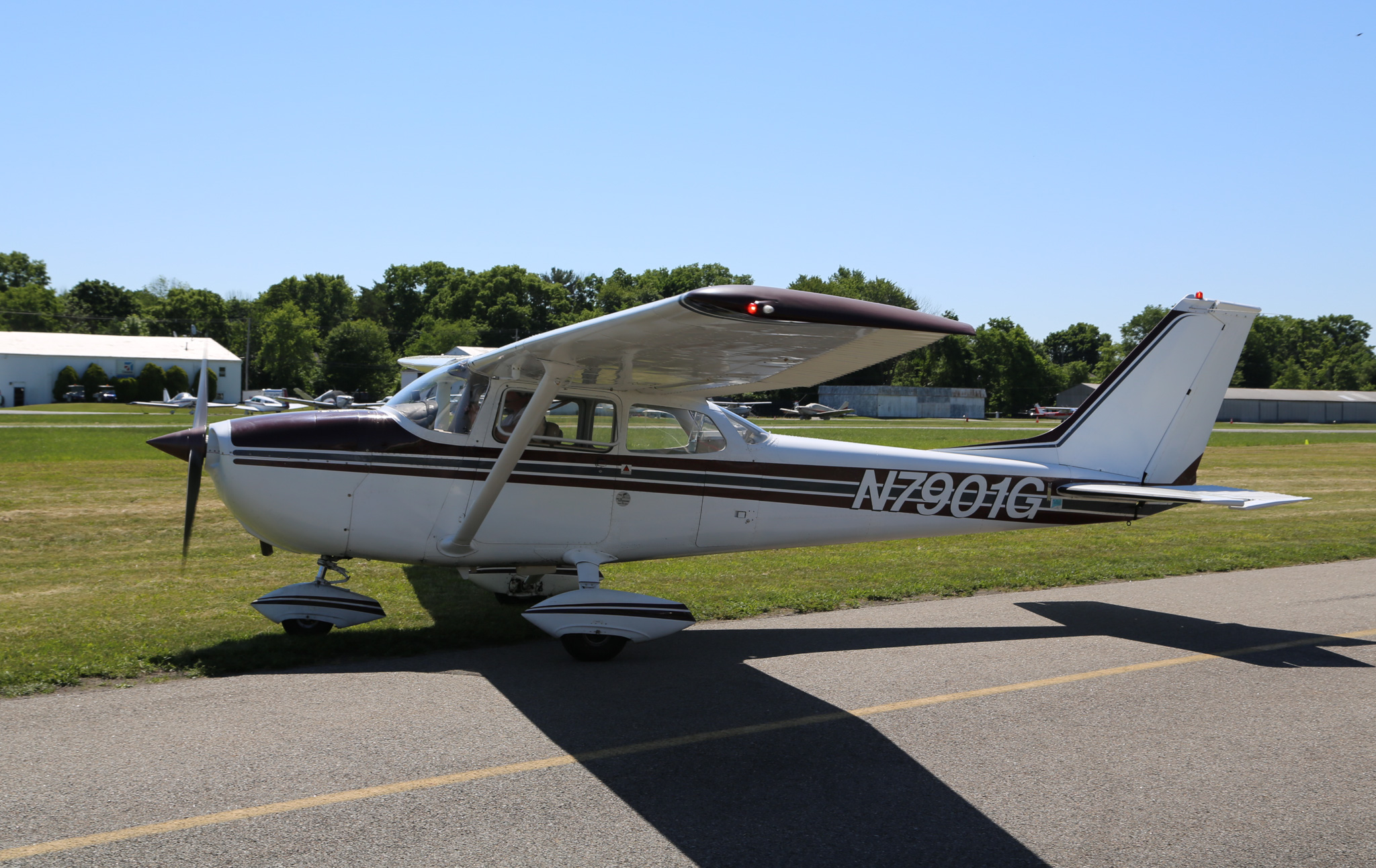 Full size: PRIVATE Cessna 172 N7901G at Lincoln Park Airport