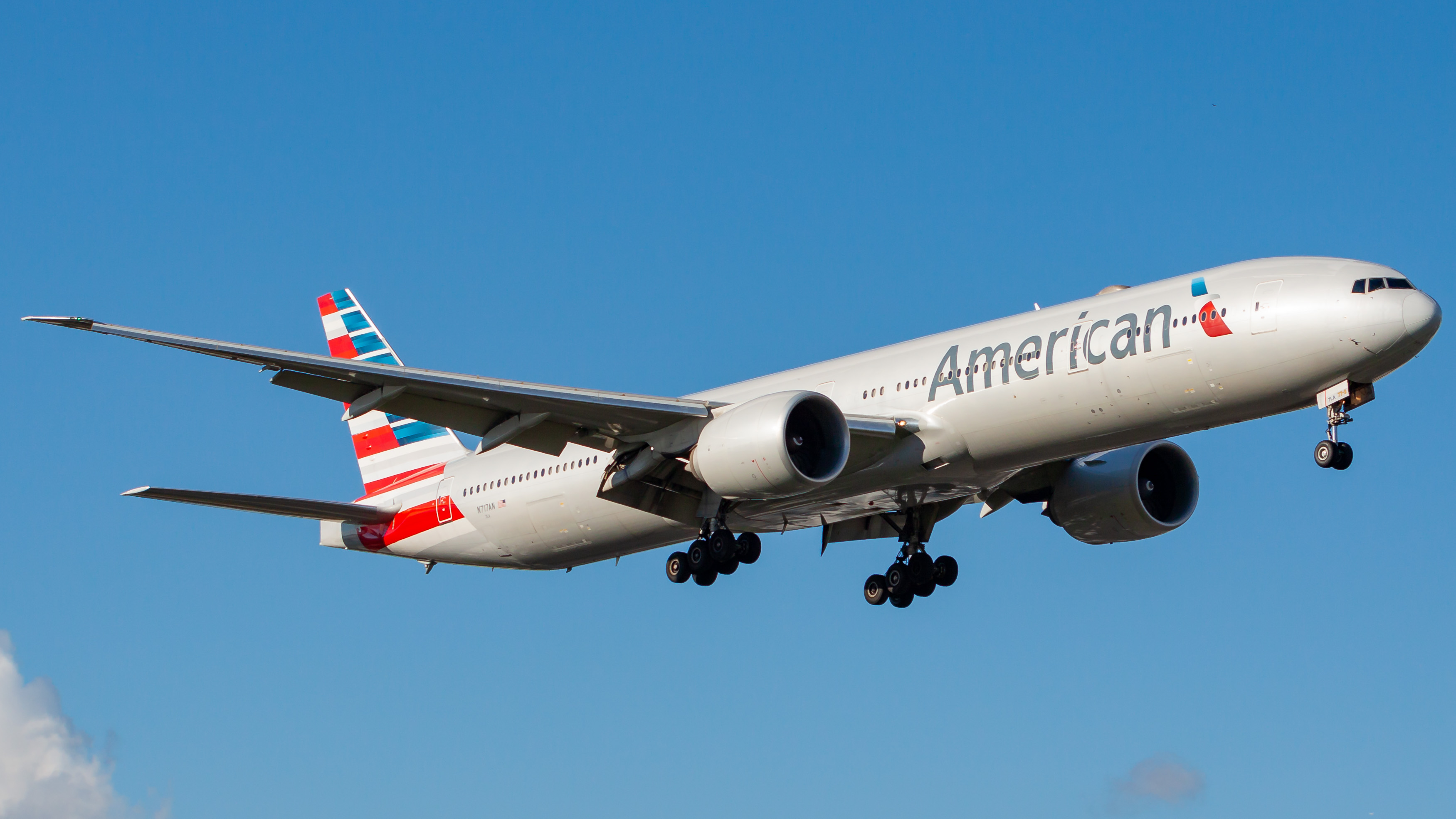 Full size: American Airlines Boeing 777-300ER N717AN at Miami International Airport