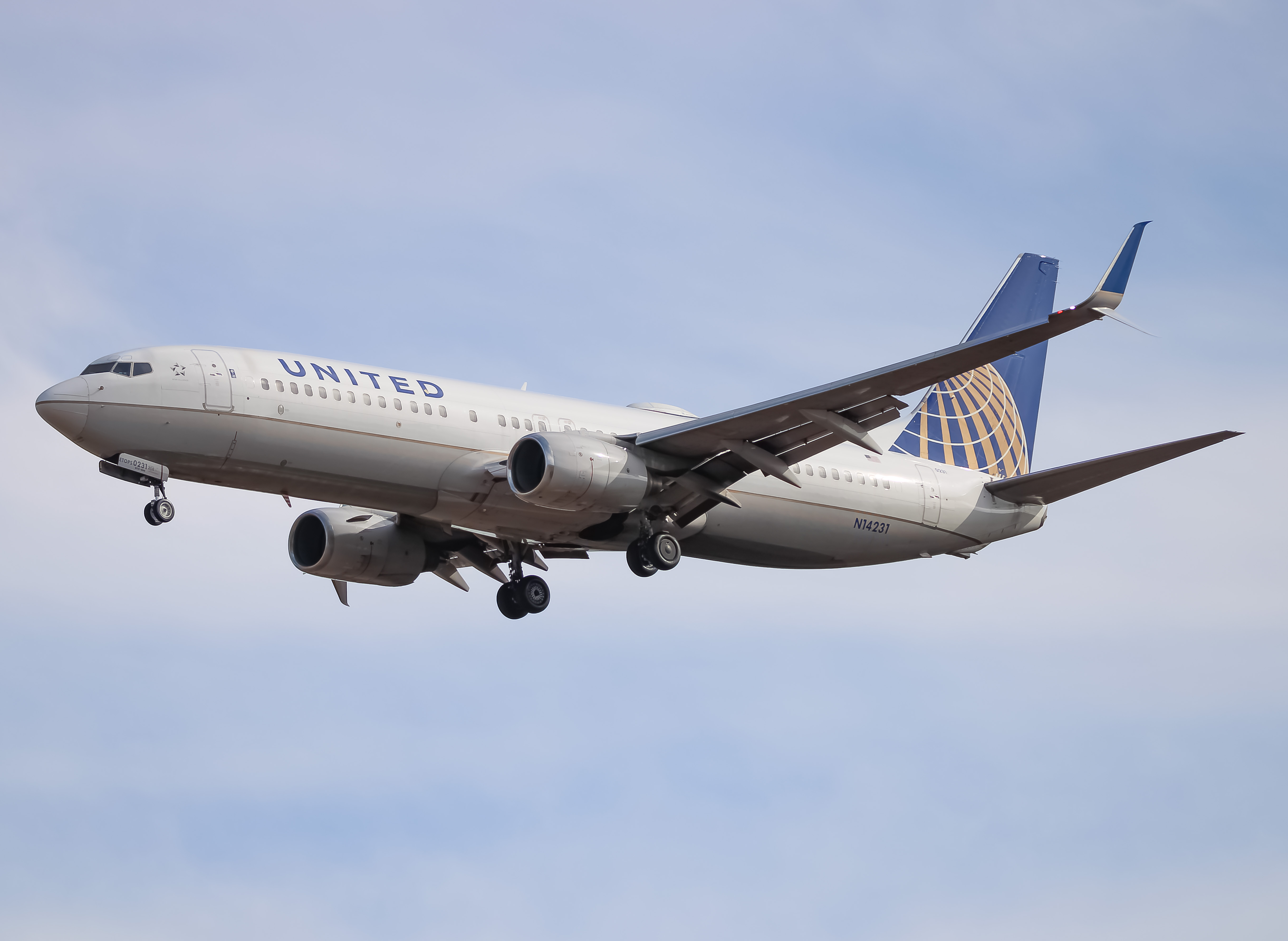 Full size: United Airlines Boeing 737-900ER N14231 at Washington Dulles International Airport