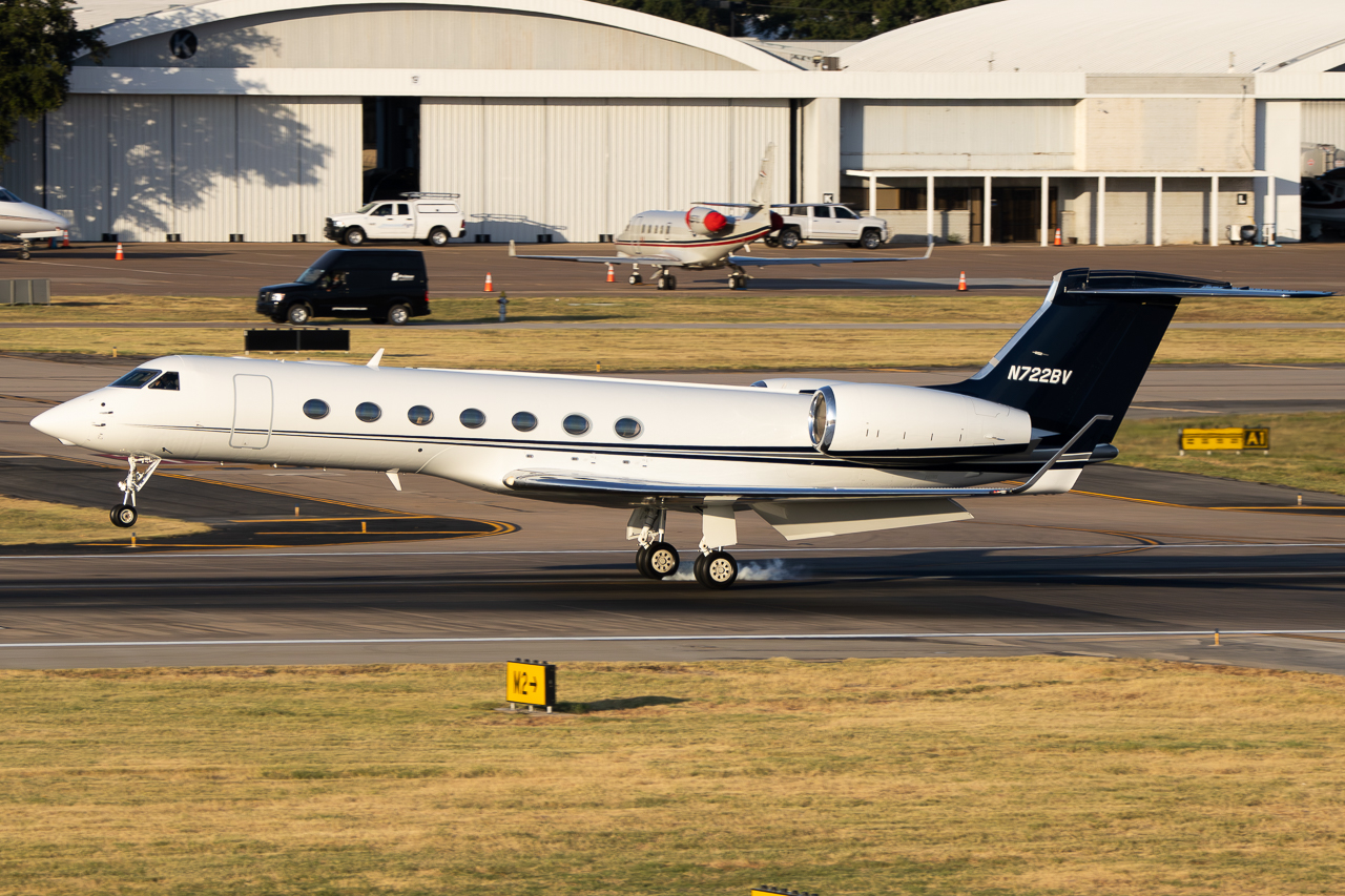 Full size: PRIVATE Gulfstream G550 N722BV at Dallas Love Field Airport