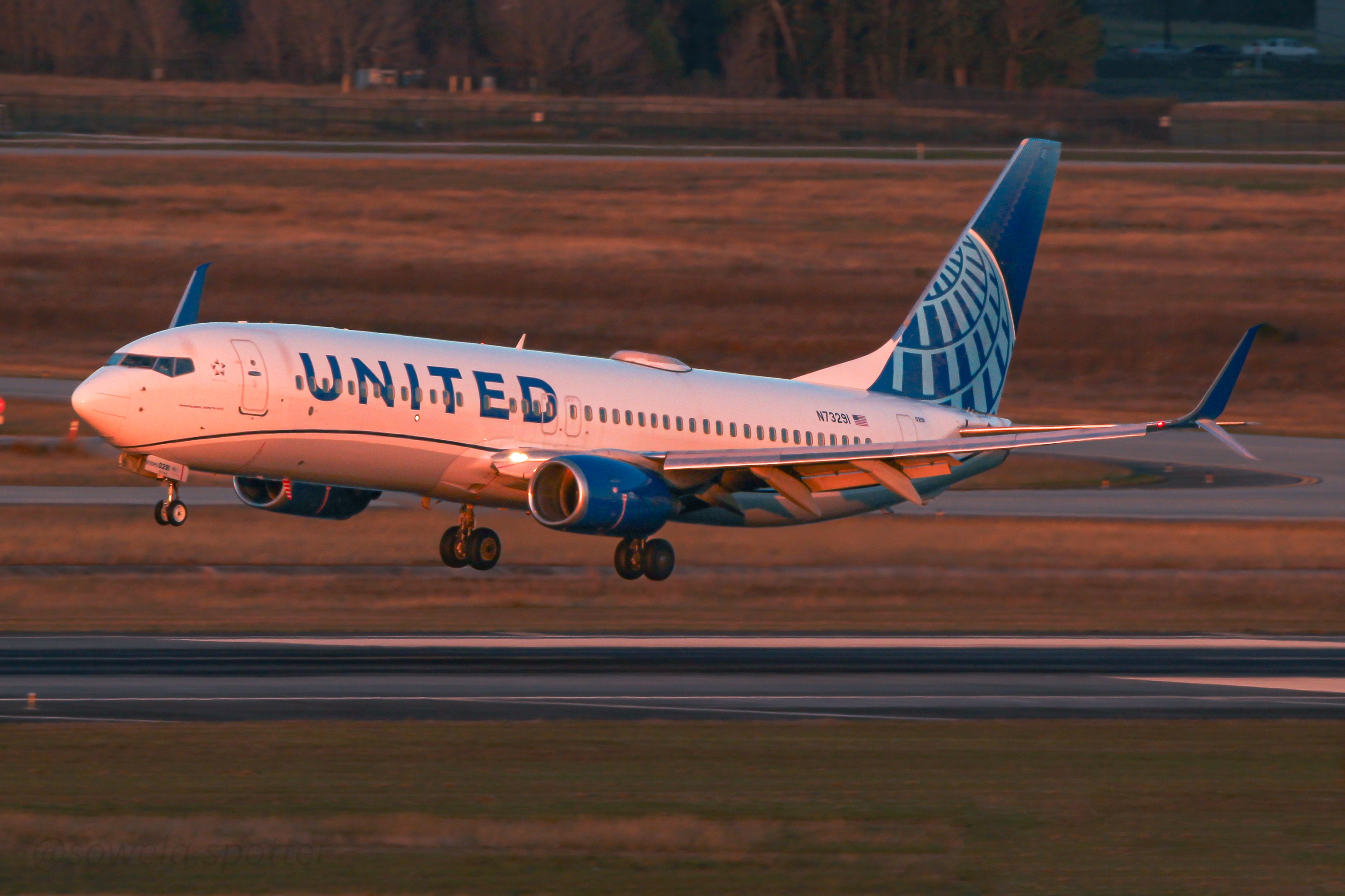 Full size: United Airlines Boeing 737-800 N73291 at Houston-George Bush Intercontinental Airport