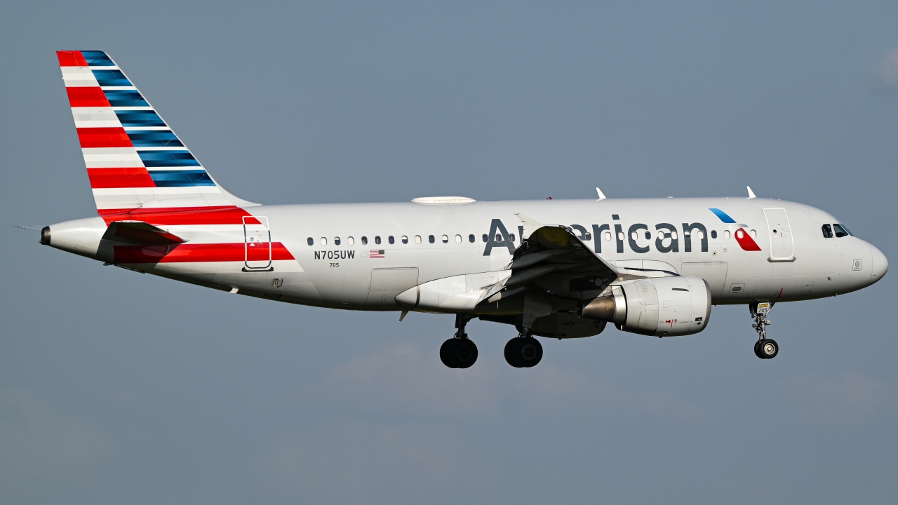 Full size: American Airlines Airbus A319 N705UW at Dallas-Fort Worth International Airport