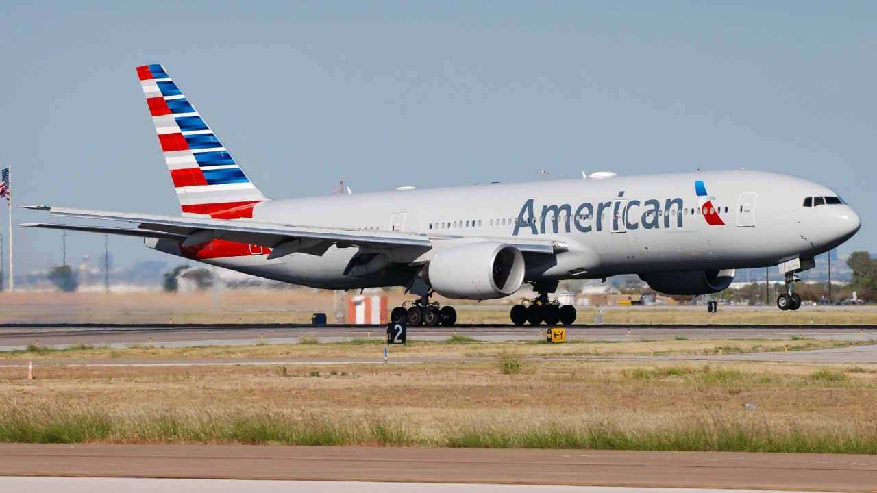 Full size: American Airlines Boeing 777-200ER N761AJ at Dallas-Fort Worth International Airport