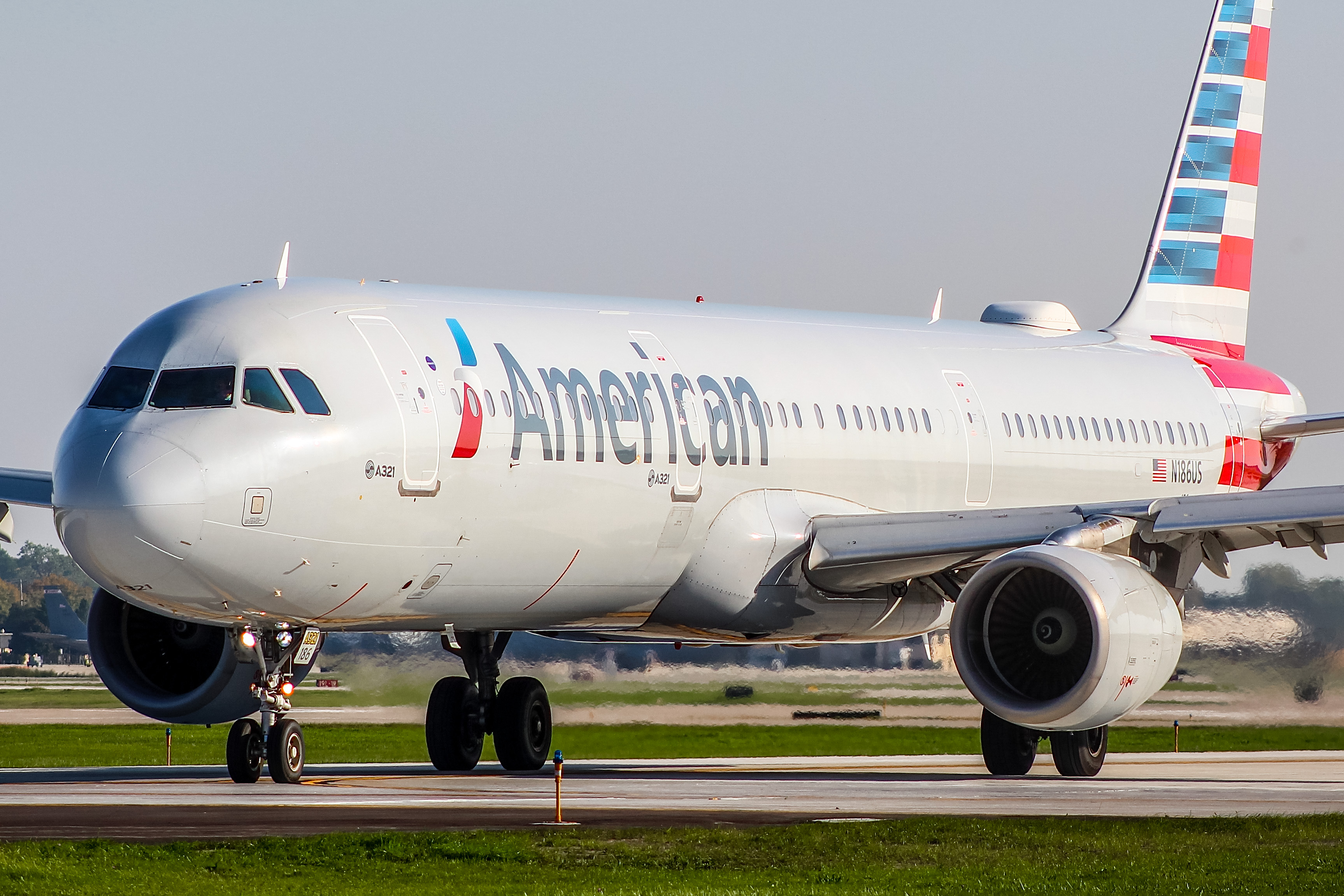 Full size: American Airlines Airbus A321-200 N186US at General Mitchell International Airport