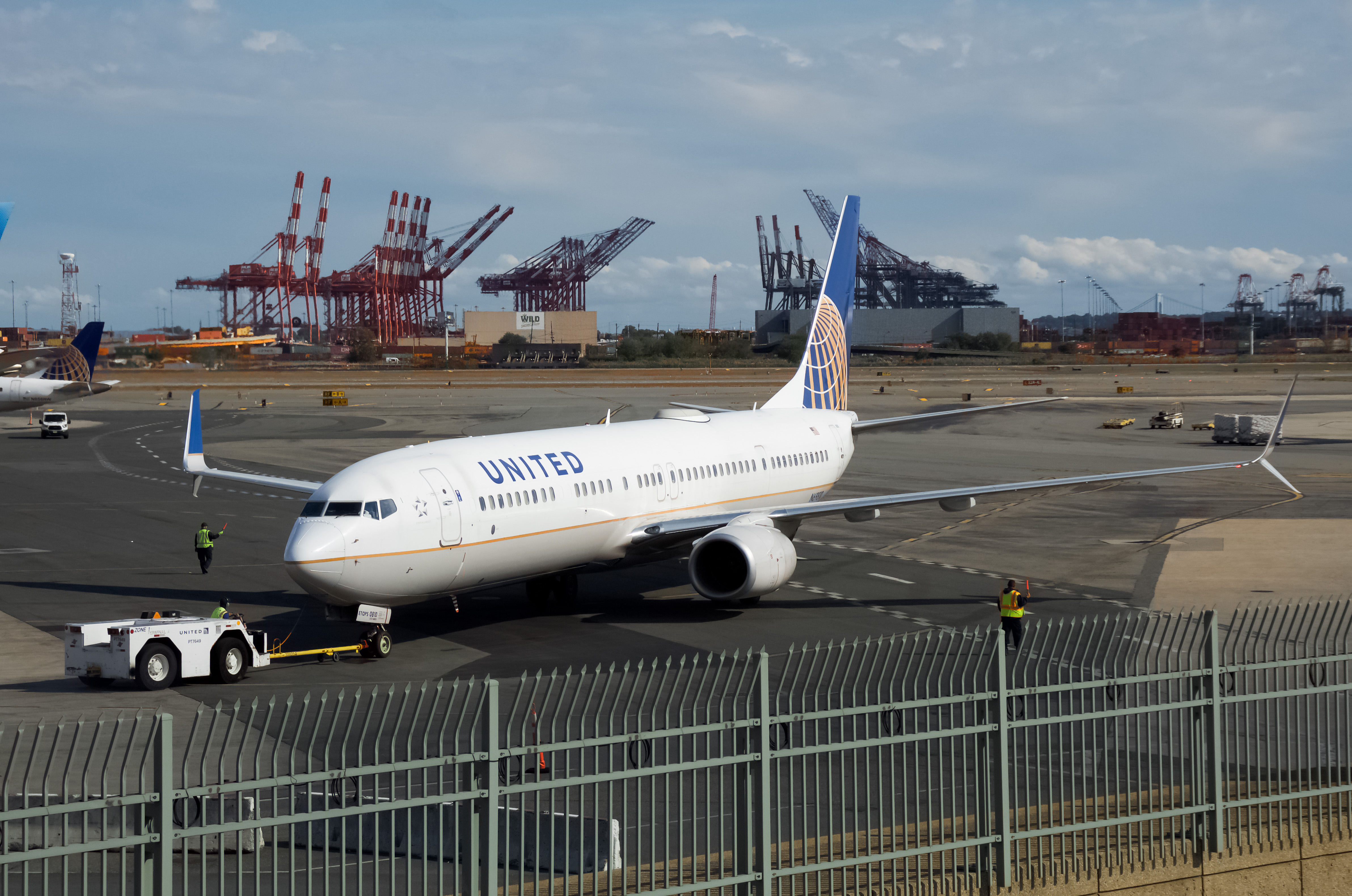 Full size: United Airlines  Boeing 737-900ER N69810 at Newark Liberty International Airport