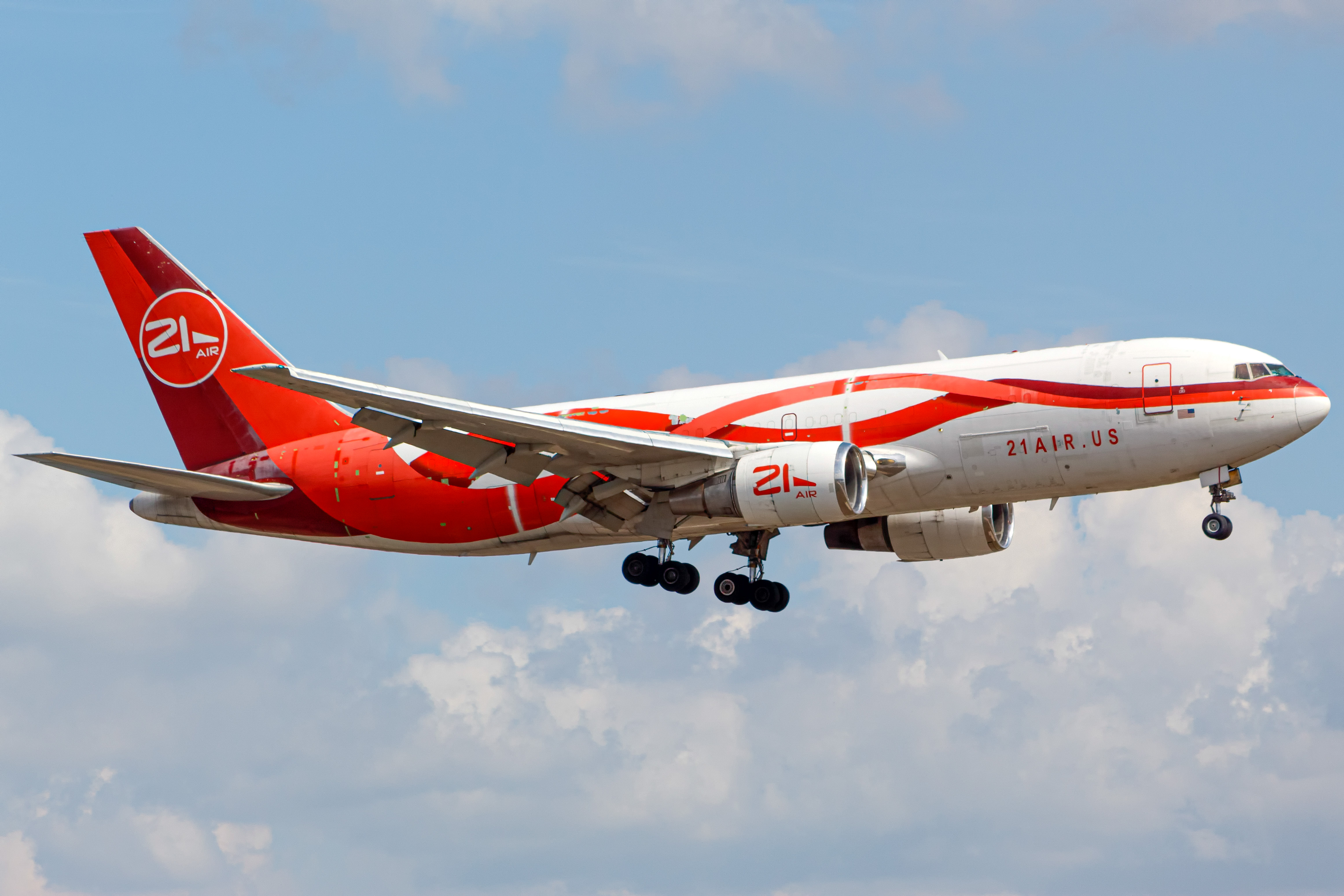 Full size: 21 Air Boeing 767-200F N999YV at Orlando International Airport