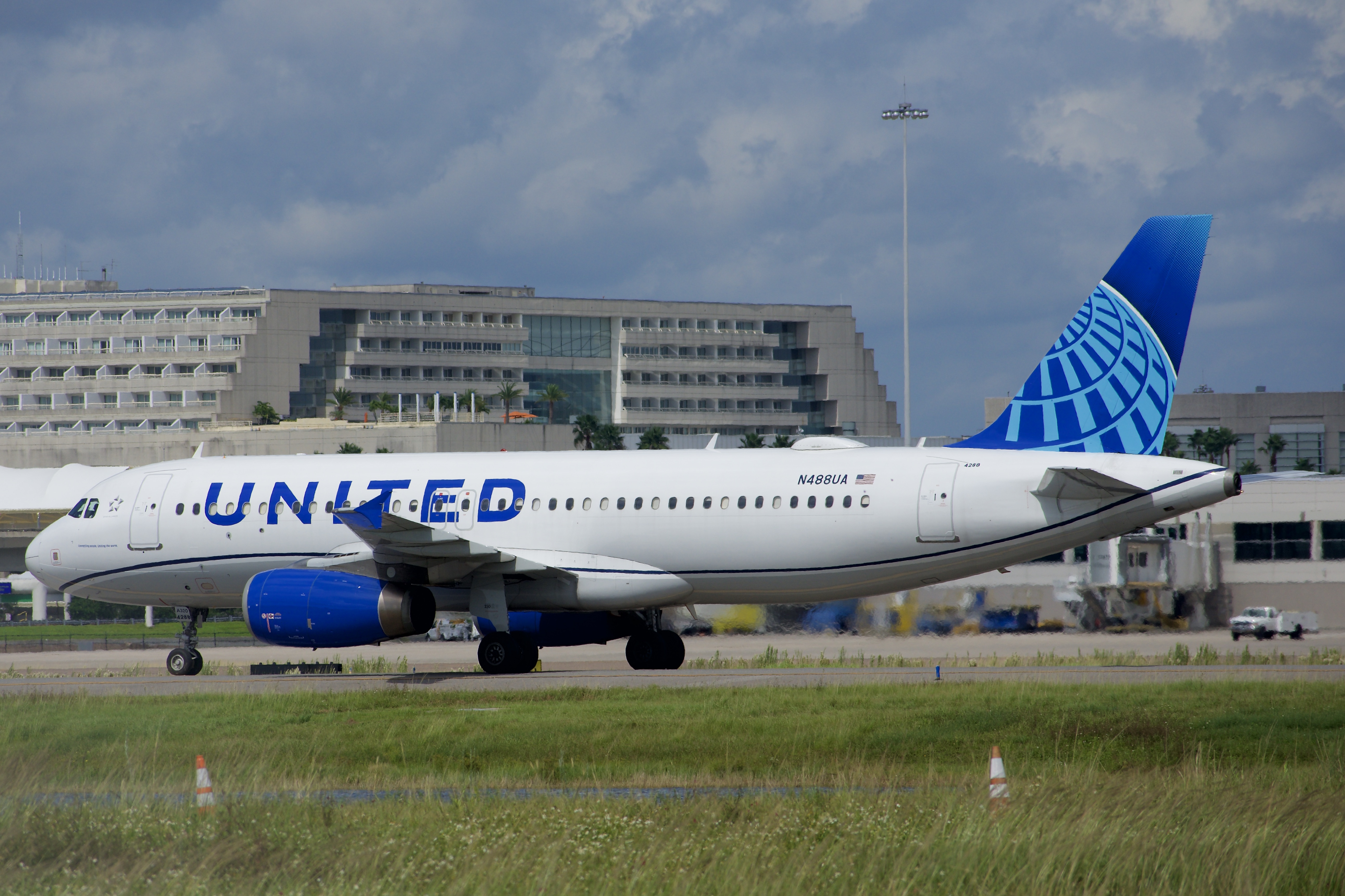Full size: United Airlines Airbus A320 N488UA at Orlando International Airport