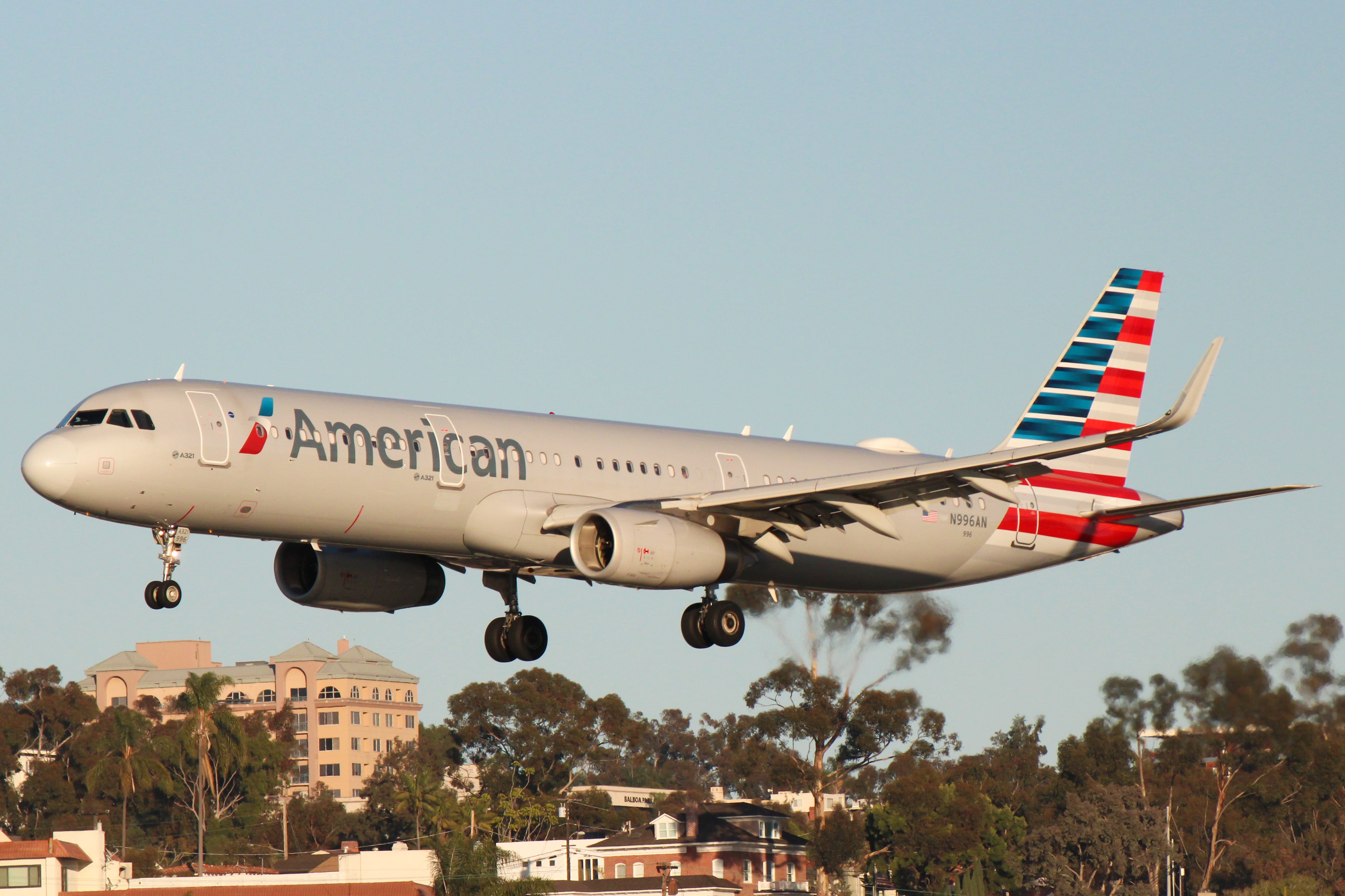 Full size: American Airlines Airbus A321-200 N996AN at San Diego International Airport