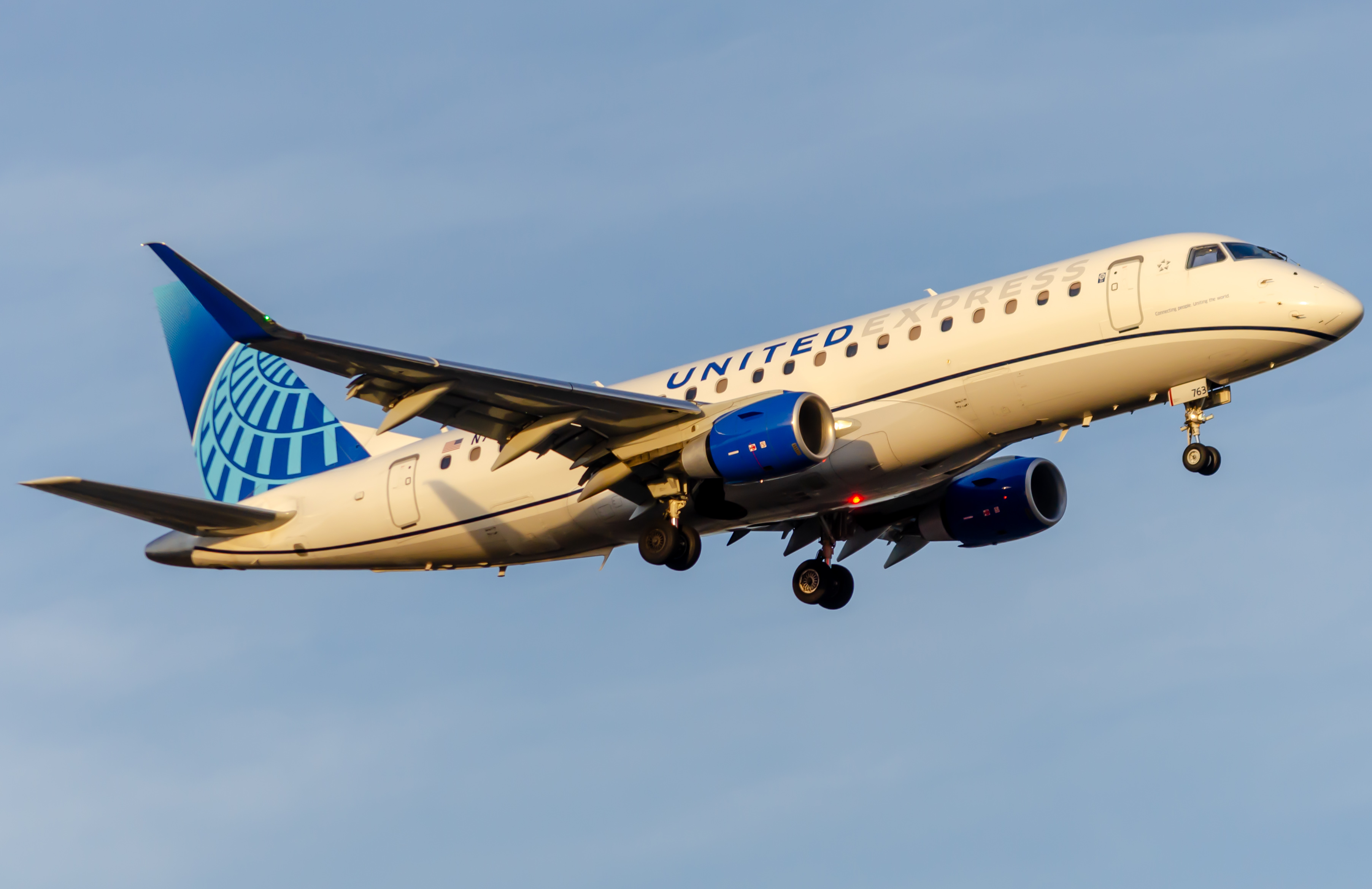 Full size: United Express Embraer E175 N763YX at Newark Liberty International Airport
