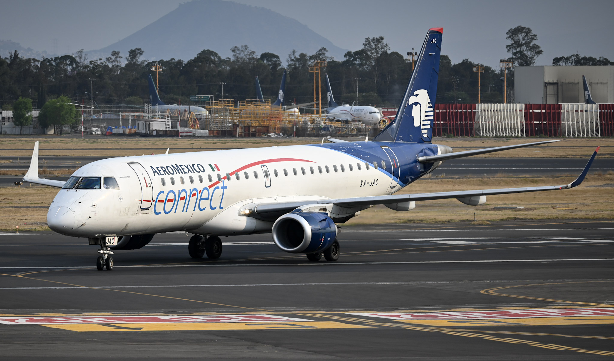 Full size: Aeromexico Connect Embraer E190 XA-JAC at Mexico City International Airport