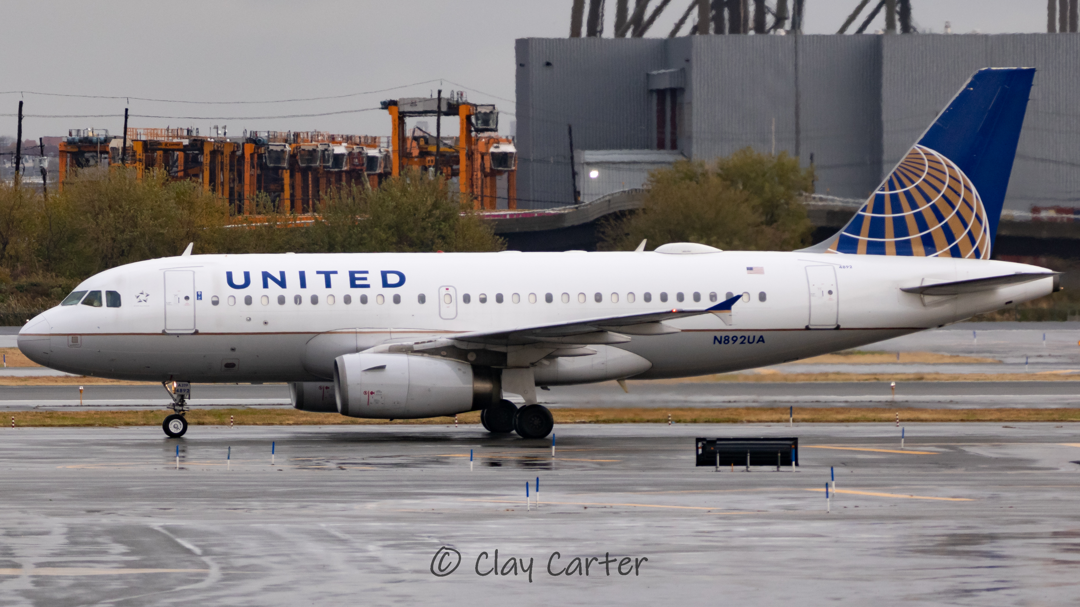 Full size: United Airlines Airbus A319 N892UA at Newark Liberty International Airport