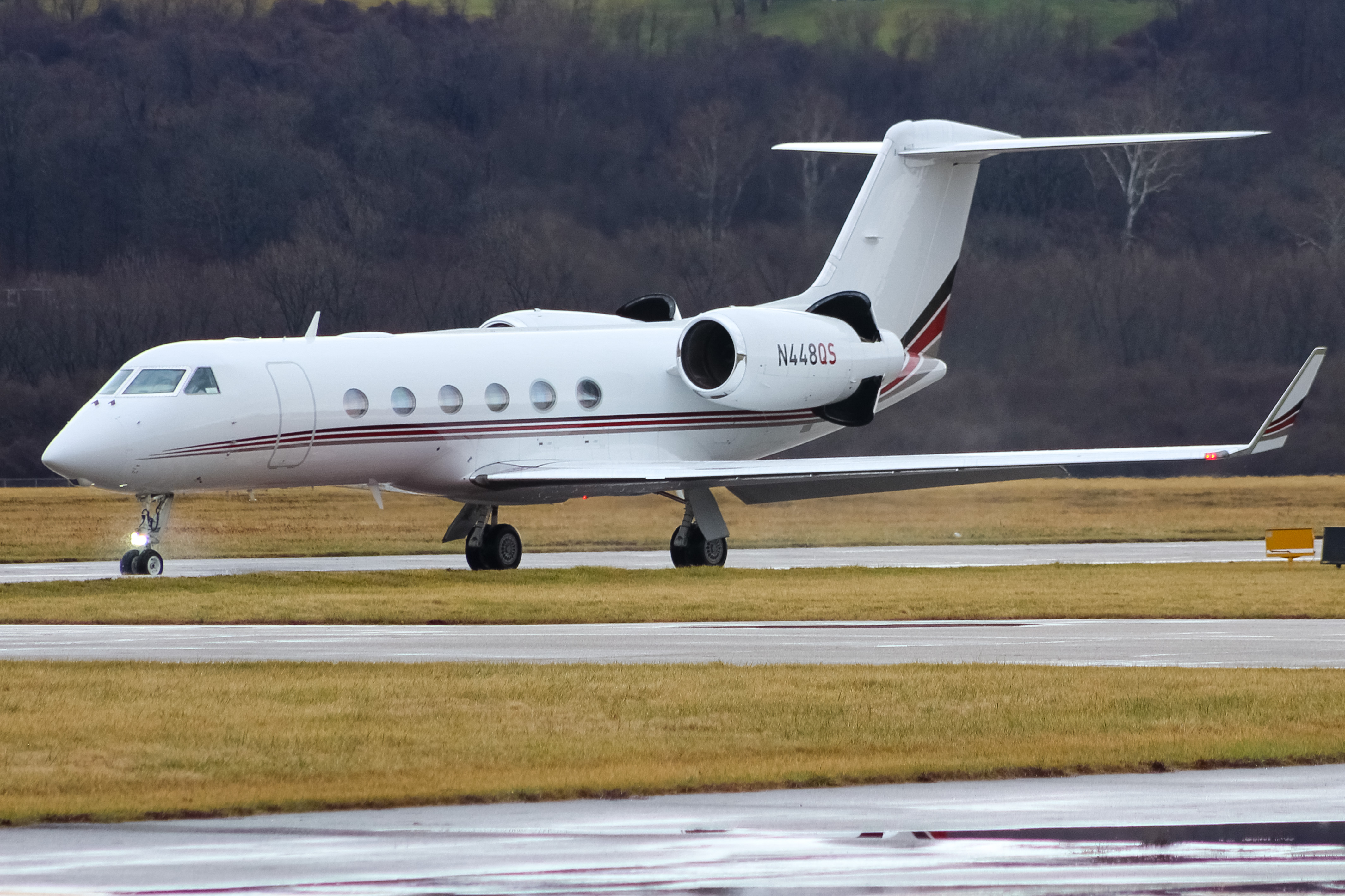Full size: NetJets Gulfstream IV N448QS at Cincinnati Municipal Airport/Lunken Field